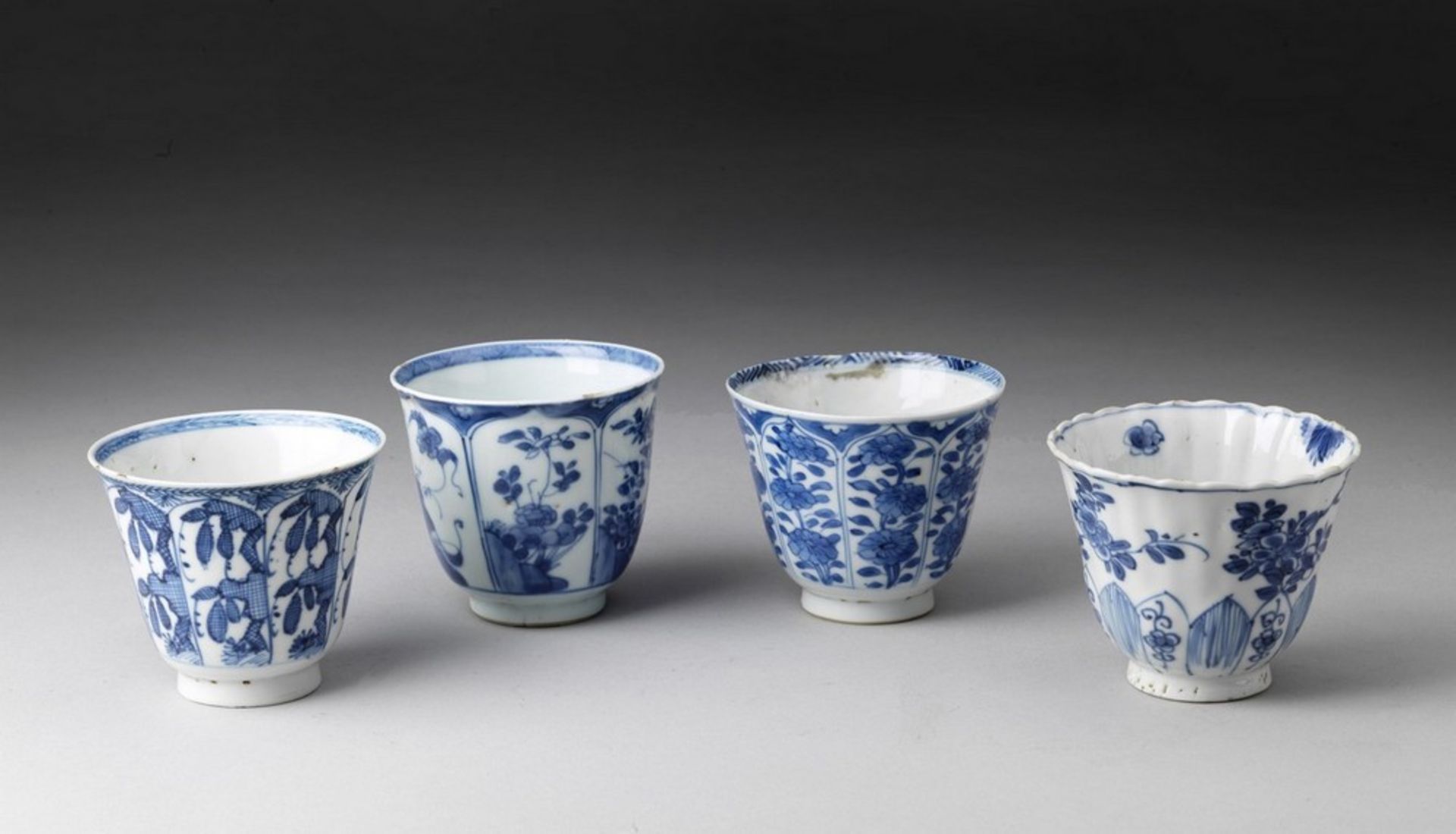 Arte Cinese A group of four blue and white porcelain cups China, Qing dynasty, early 17th century .