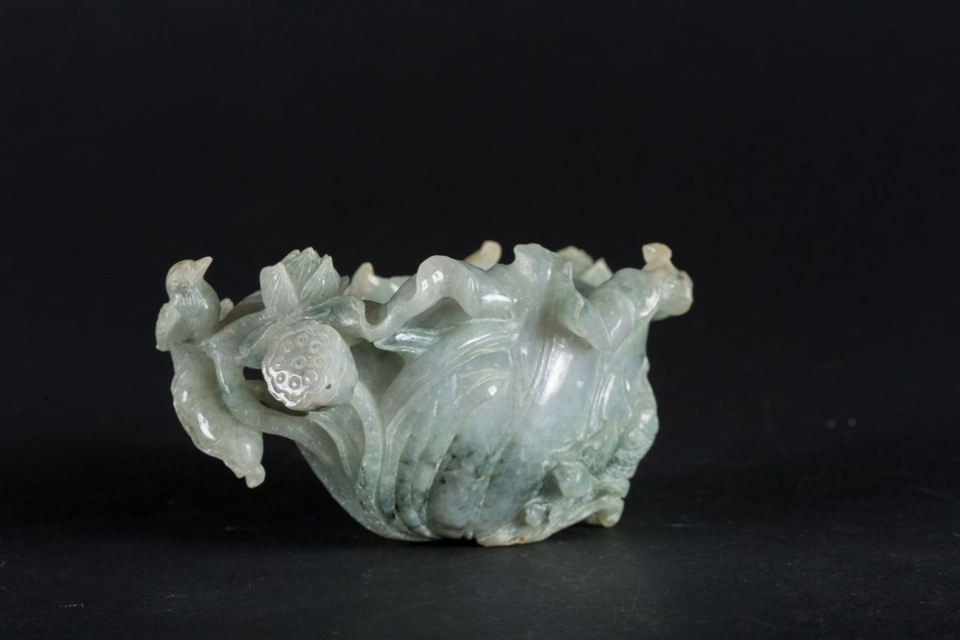 Arte Cinese  A jadeite cup carved with fishes, flowers and fruitChina, late 19th - early 20th centur - Bild 2 aus 4