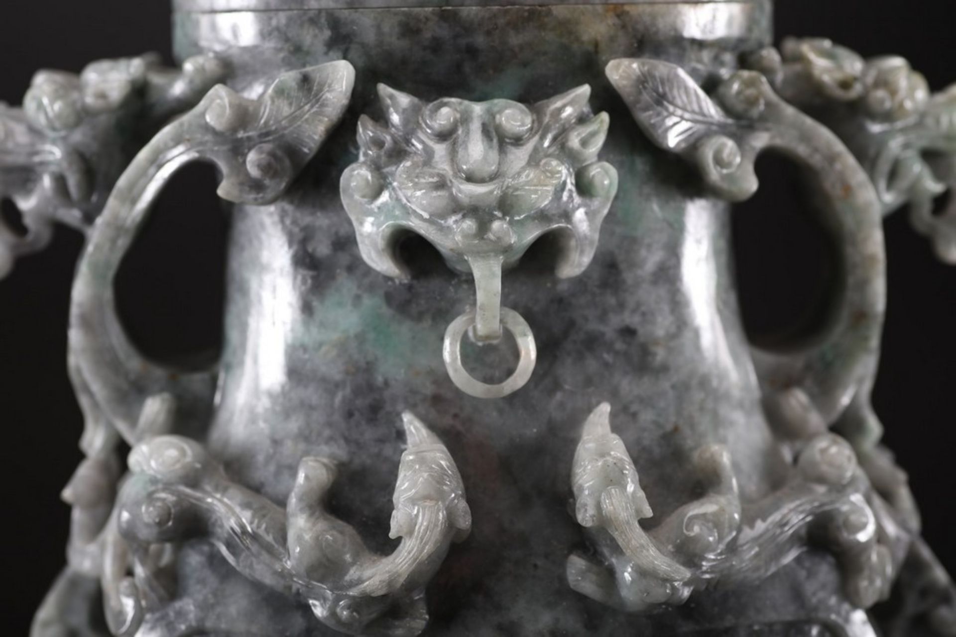 Arte Cinese A grey jadeite carved vase with archaic shape and decoration of taotie masks, chilong s - Image 3 of 5