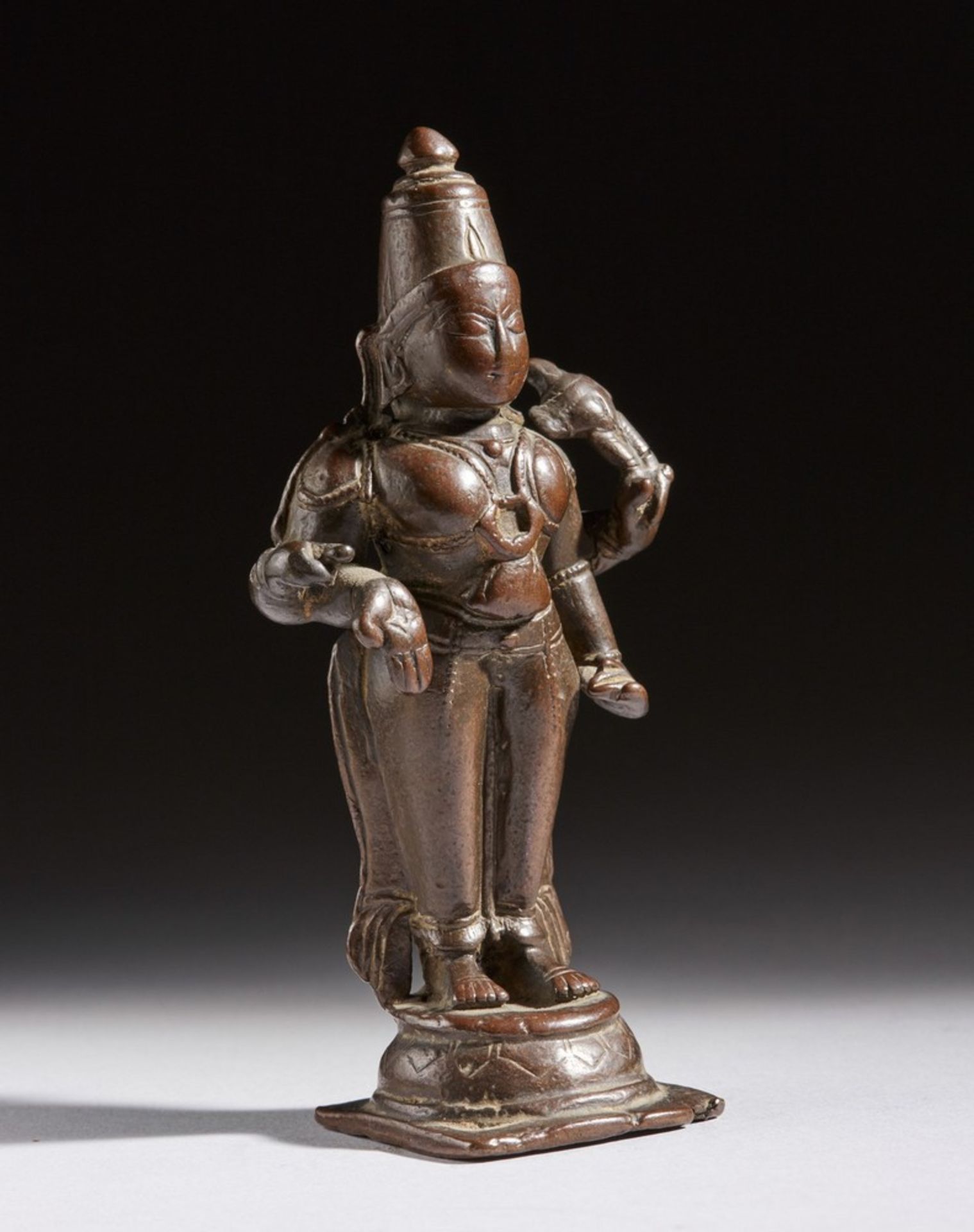 Arte Indiana A four-armed bronze figure of Vishnu India, 17th-18th century .