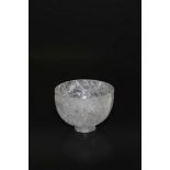 Arte Indiana A rock crystal Mughal bowl carved with petals and palmettes India, 19th century .