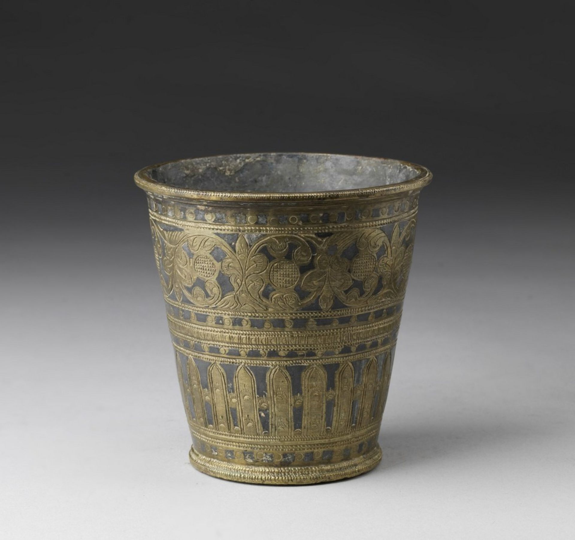 Arte Indiana A bronze nielloed cup decorated with floral engravings India, 18th century . - Image 3 of 3