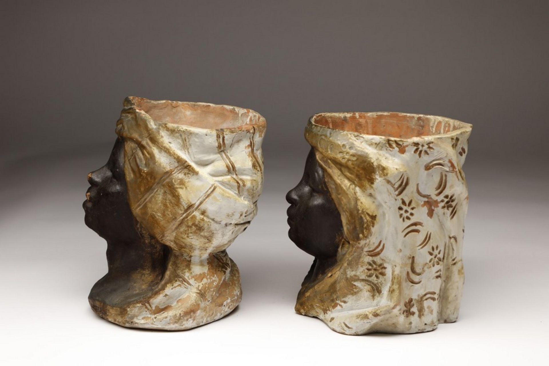 Arte Islamica A polychome earthenware Moor heads vases Southern Italy, 19th century . - Image 4 of 4