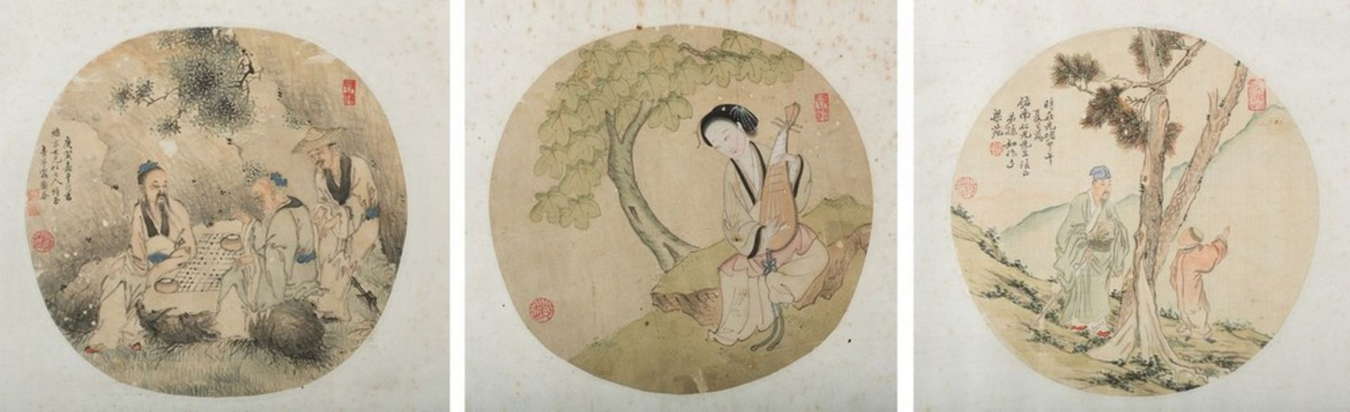 Arte Cinese Three round paintings on silk depicting characters in landscape China, Qing dynasty, 19