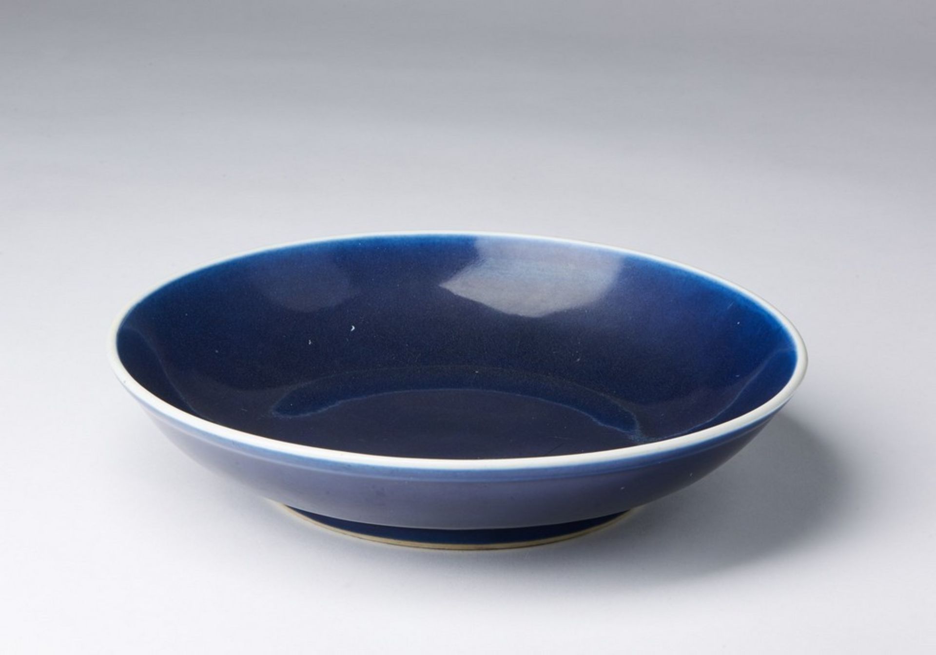 Arte Cinese A monochrome blue glazed porcelain dish China, Qing dynasty, 18th century .