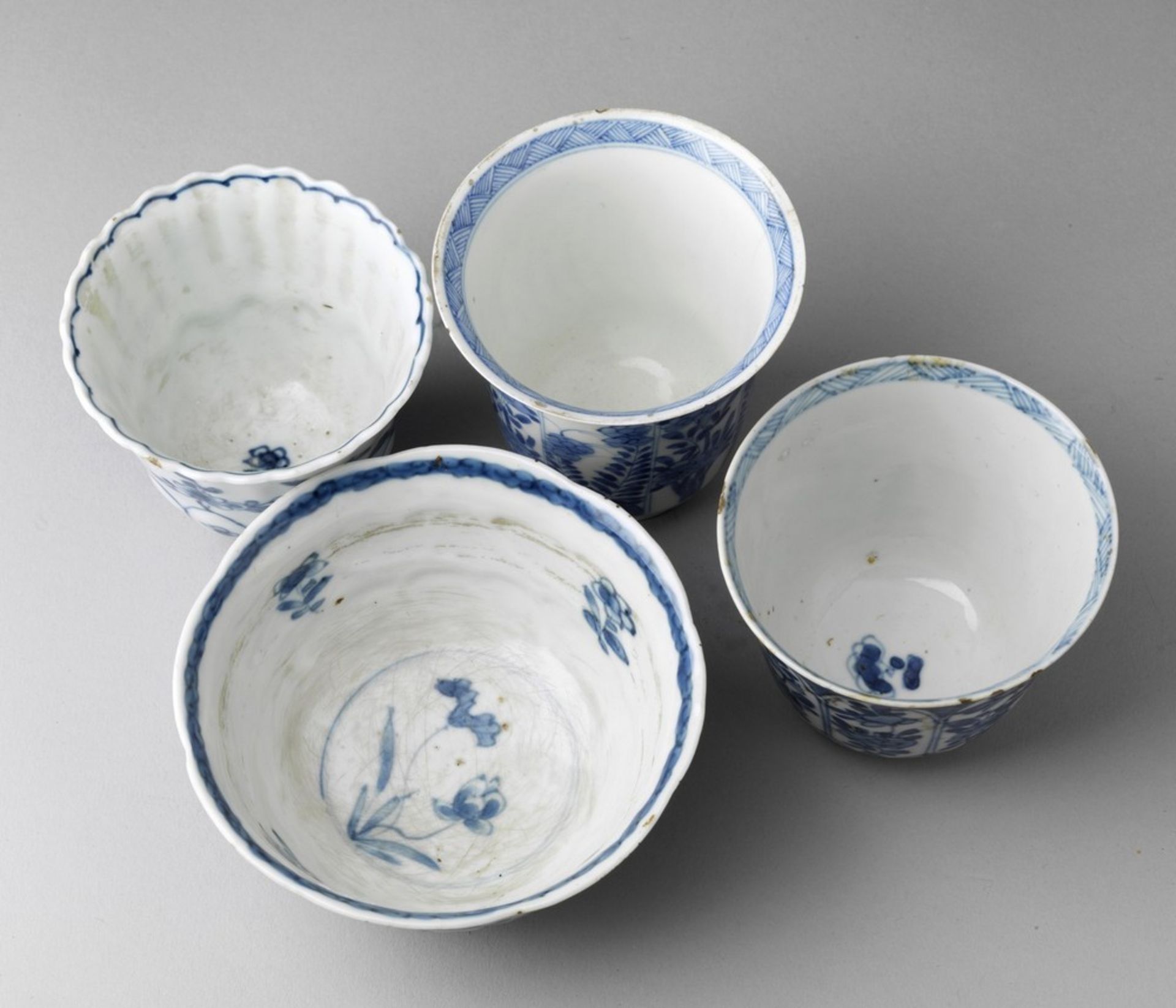 Arte Cinese A group of four blue and white porcelain bowl and cups China, Qing dynasty, early 17th - Image 2 of 3