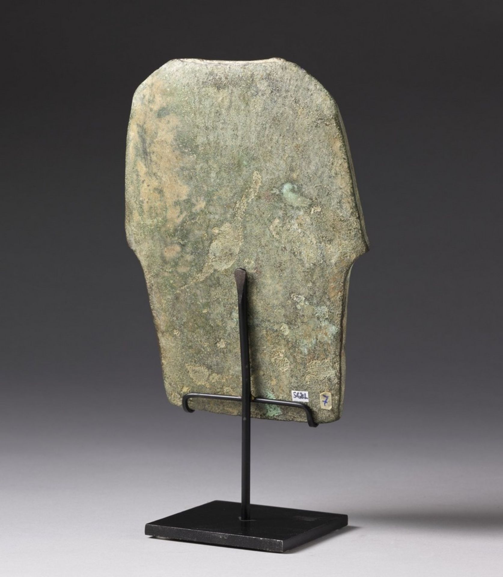 Arte Indiana A bronze ax head India, Indus Valley civilization, 2600-1900 b.C. - Image 3 of 3