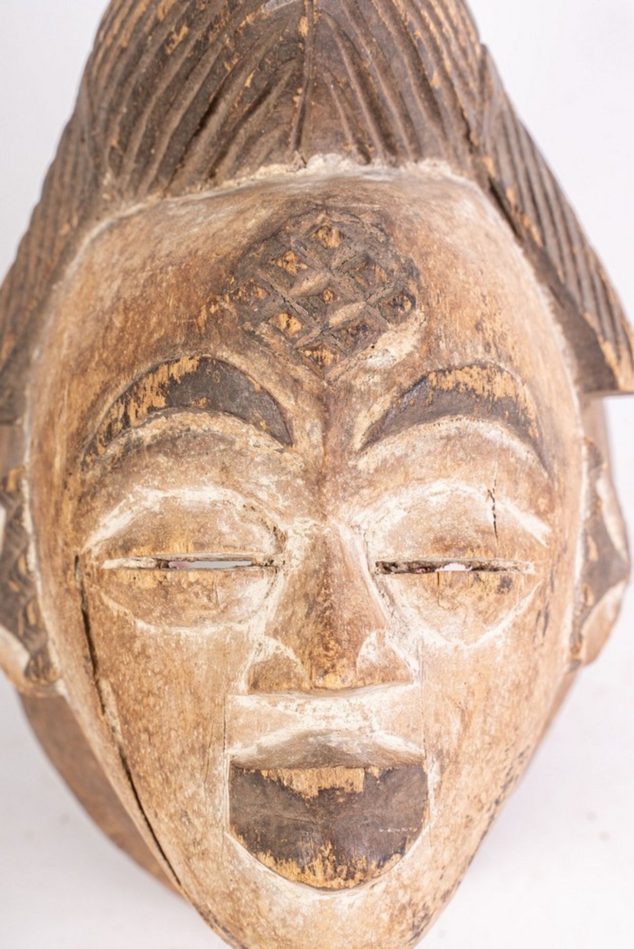 Arte africana Okuyi white mask, Punu Gabon . - Image 2 of 6
