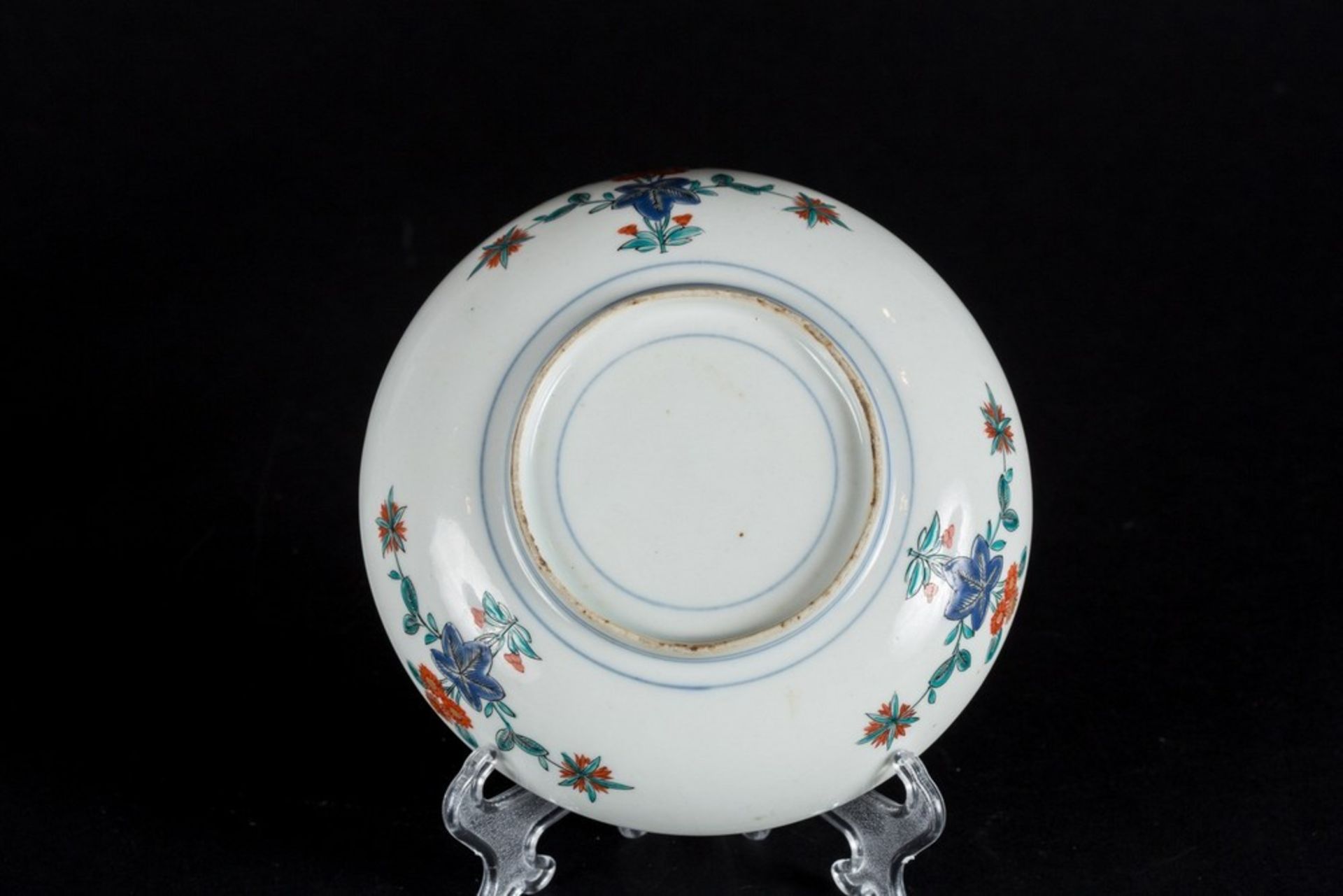 ARTE GIAPPONESE  A Kakiemon porcelain dish painted with floral motif and bearing a circle mark at th - Bild 3 aus 3