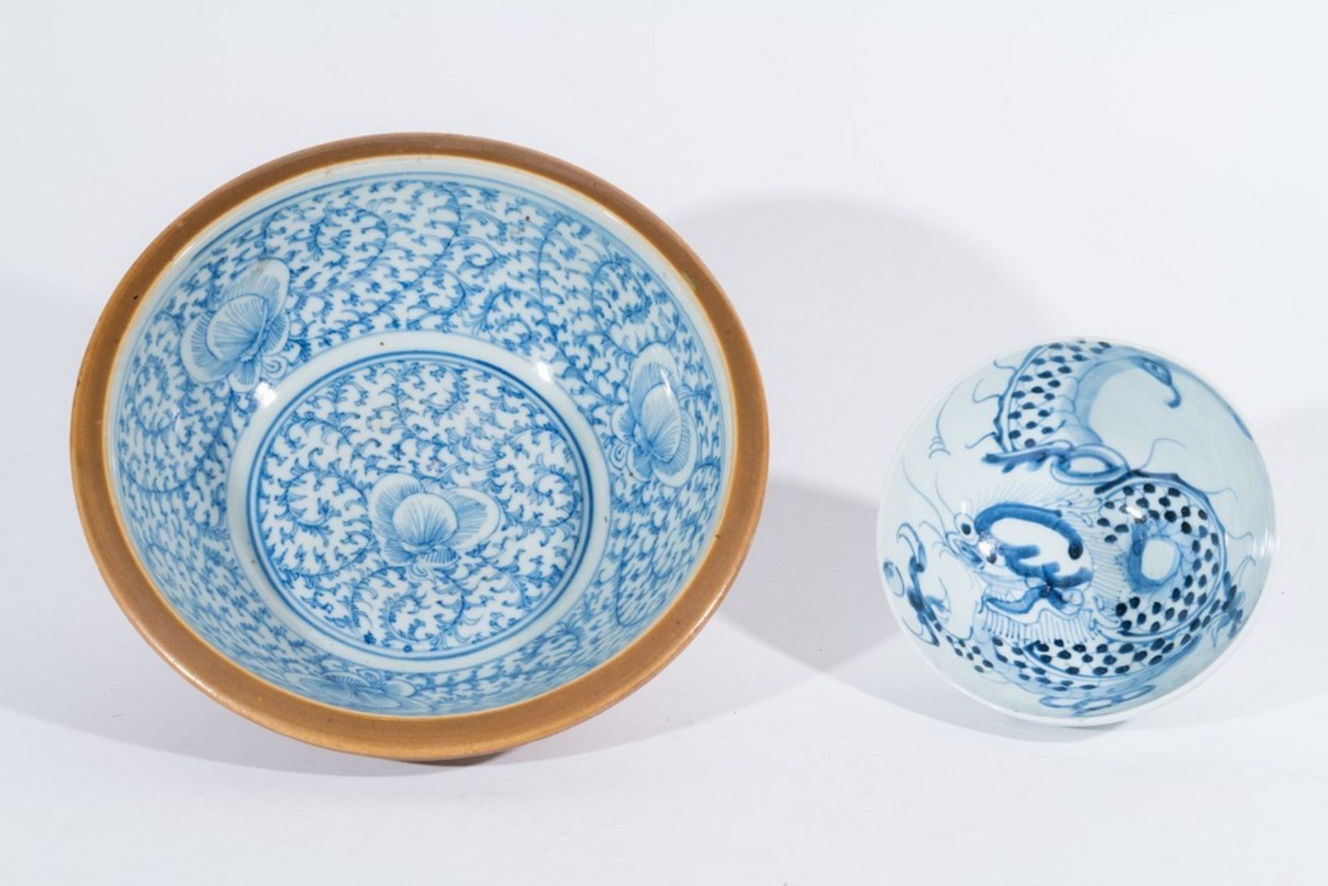 Arte Cinese Two blue and white porcelain bowls painted with dragon and flowers under transparent gl