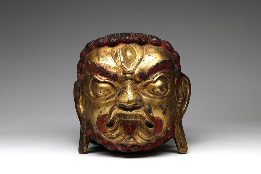 Arte Himalayana A large gilded copper embossed head of Mahakala Tibet, 19th century .