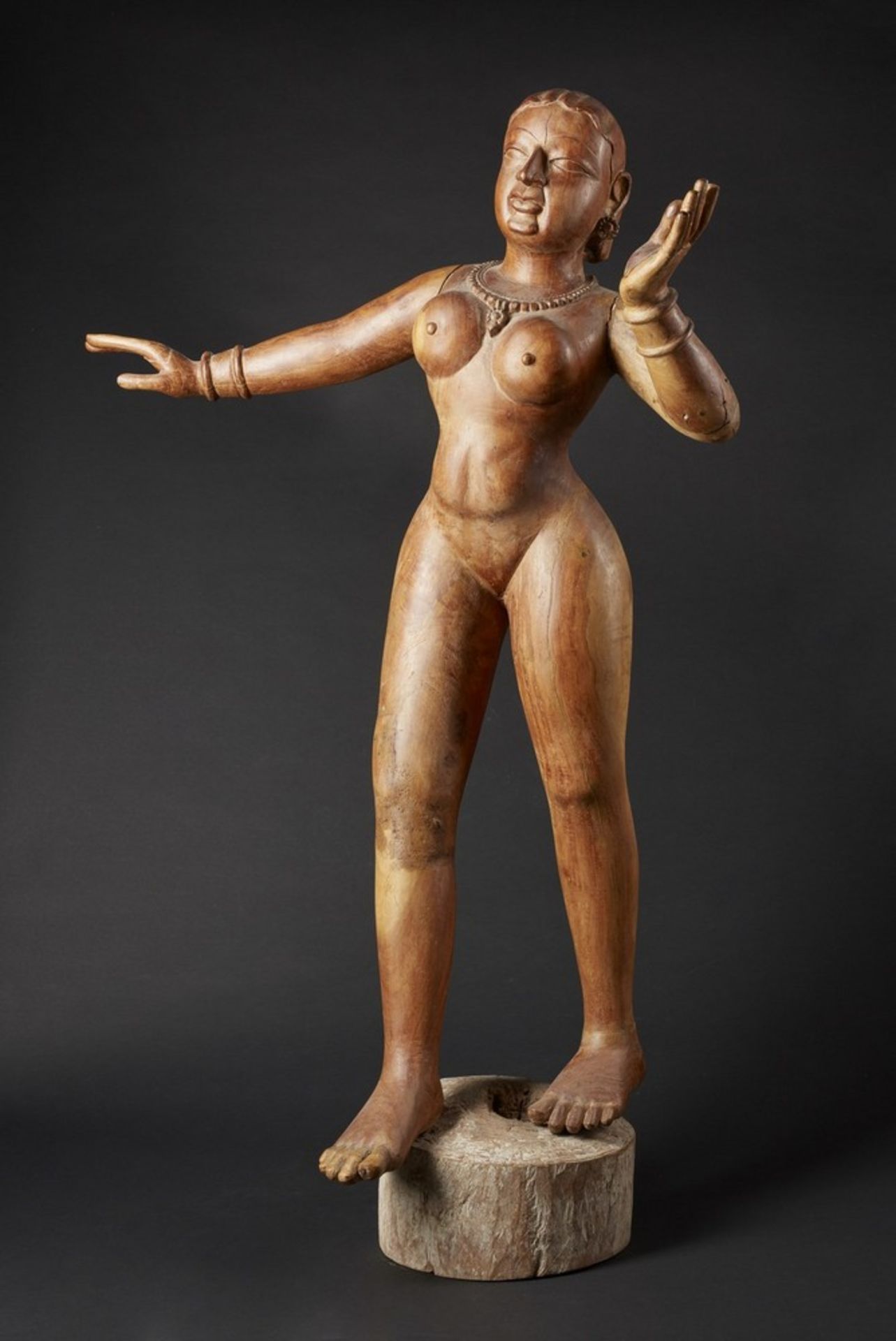 Arte Indiana  A large wooden female figure India, 19th - 20th century . - Bild 3 aus 3