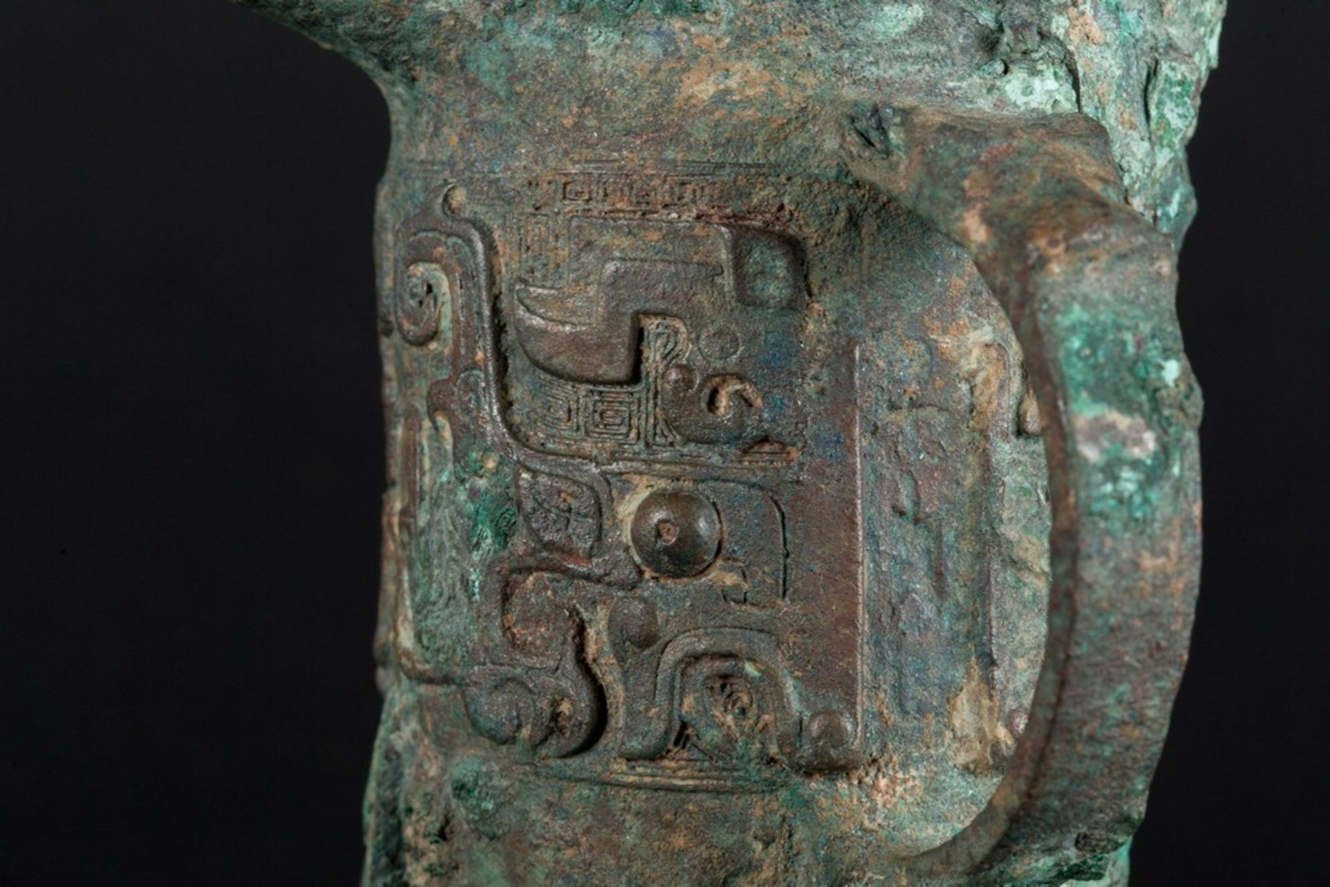 Arte Cinese A bronze tripod ritual wine vessel Jue China, Shang dynasty, or later . - Image 5 of 8