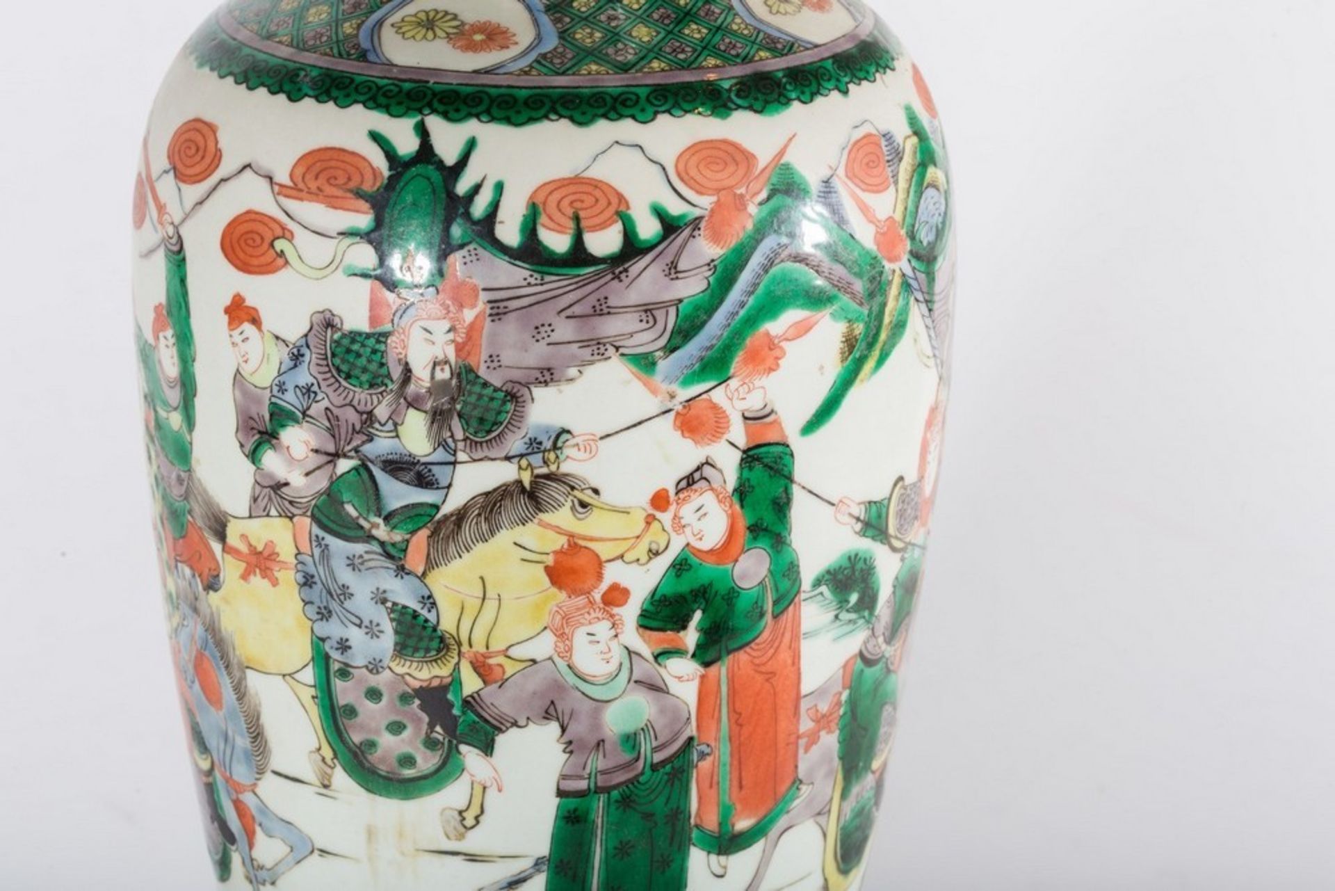 Arte Cinese A porcelain famille verte baluster vase bearing a double circle mark at the base China, - Image 2 of 4