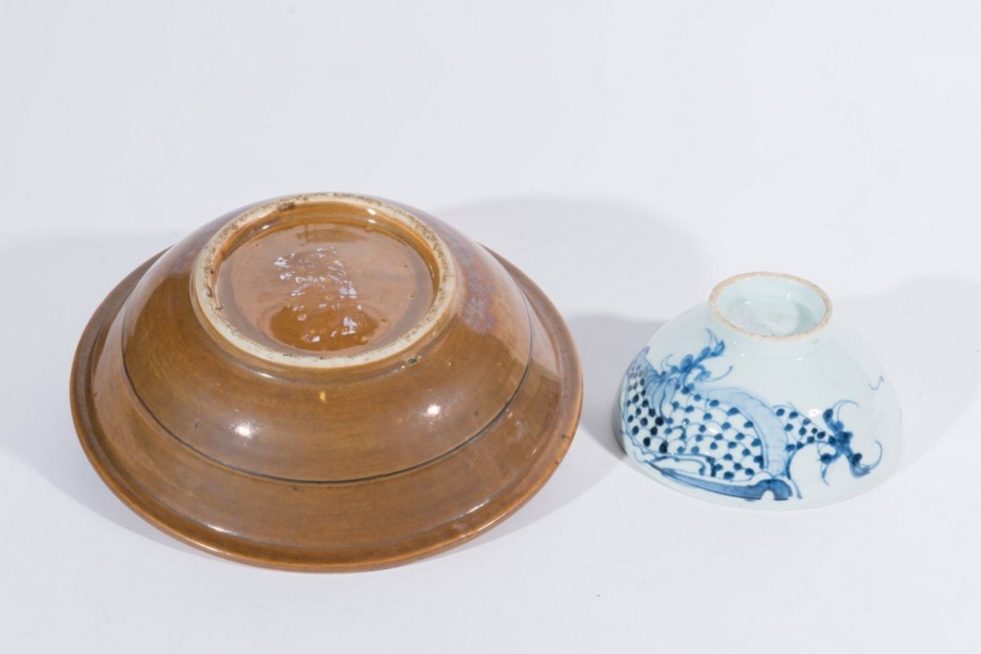 Arte Cinese Two blue and white porcelain bowls painted with dragon and flowers under transparent gl - Image 4 of 4