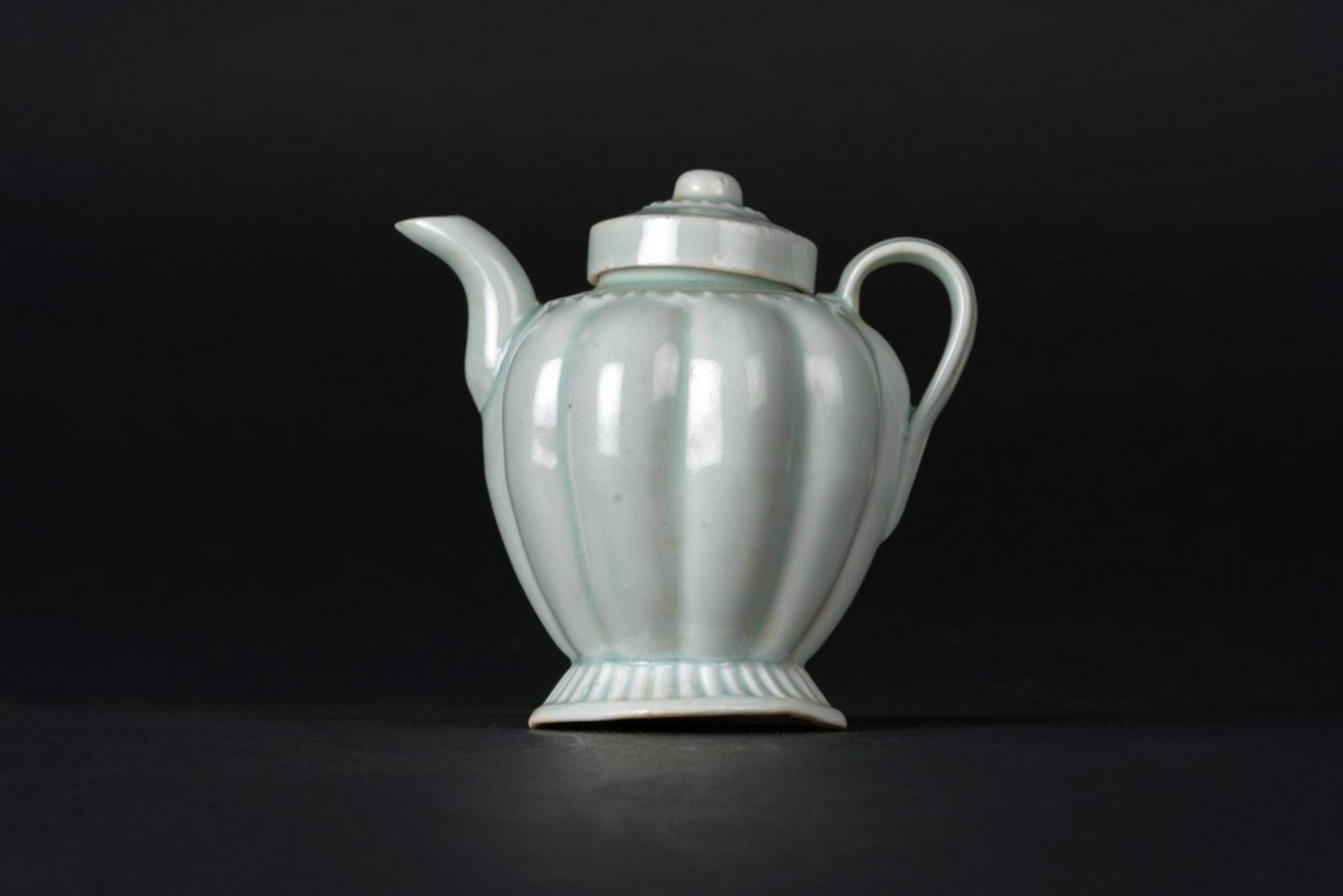 Arte Cinese A small proto porcelain Qingbai teapot and domed cover China, Song dynasty or later .