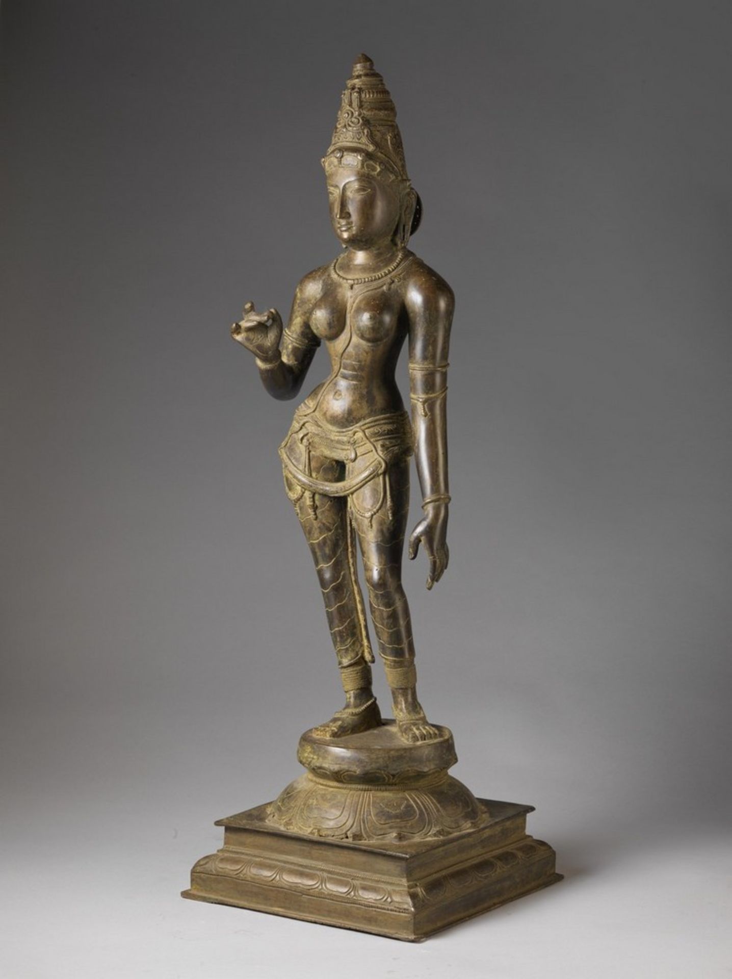 Arte Indiana A large Chola style bronze figure of Parvati Southern India, 20th century . - Image 2 of 4
