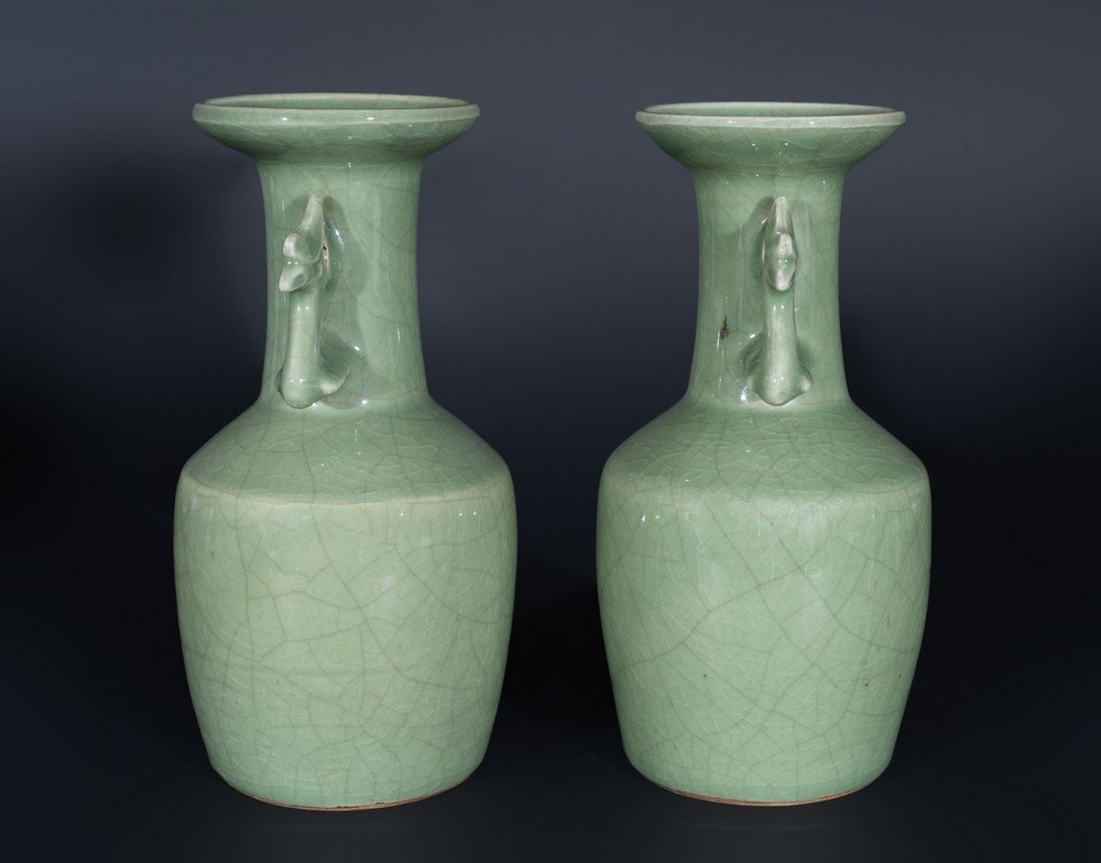 Arte Cinese A pair of celadon glazed pottery vases with zoomorphic handles China, Qing dynasty, 19t - Image 3 of 4