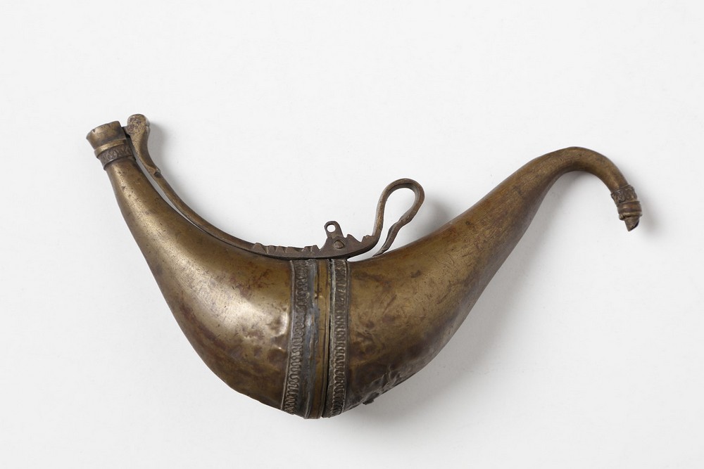 Arte Islamica Two horn shaped metal powder flasks Levant, late 19th-early 20th century . - Image 3 of 5