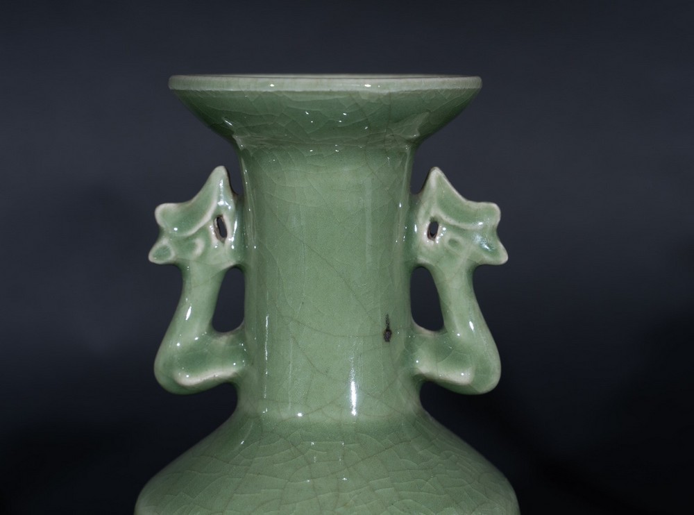 Arte Cinese A pair of celadon glazed pottery vases with zoomorphic handles China, Qing dynasty, 19t - Image 2 of 4