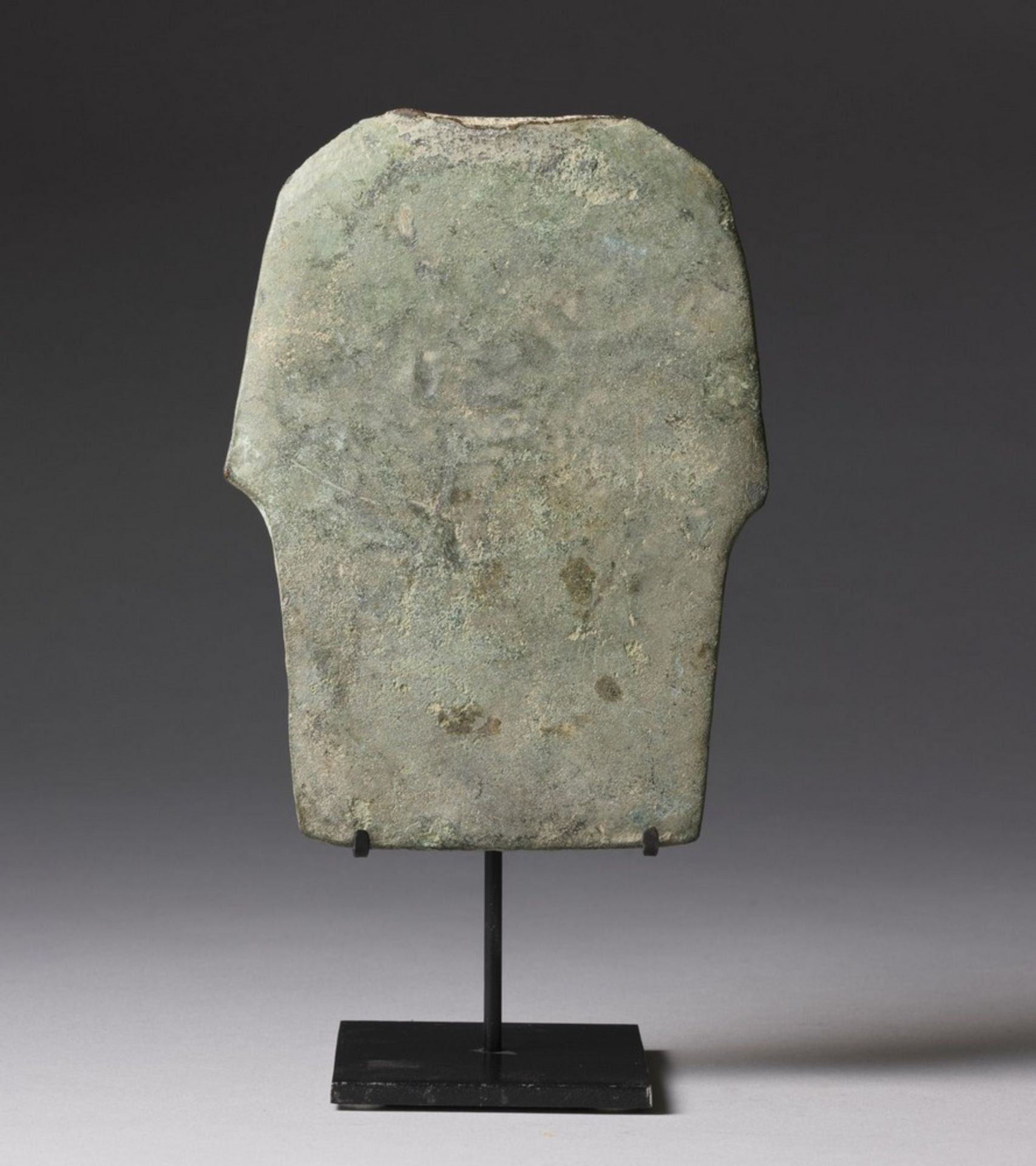 Arte Indiana A bronze ax head India, Indus Valley civilization, 2600-1900 b.C. - Image 2 of 3