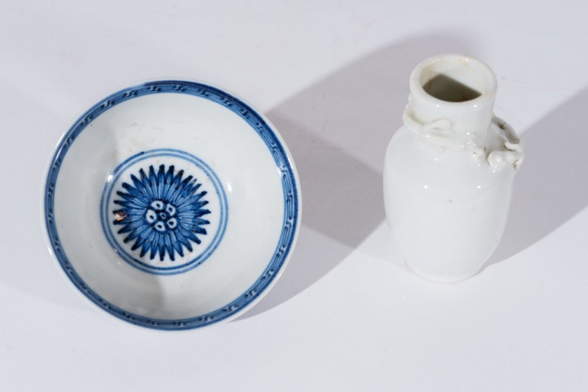 Arte Cinese A small white porcelain vase decorated with moulded chilong and small blue and white po - Image 2 of 3