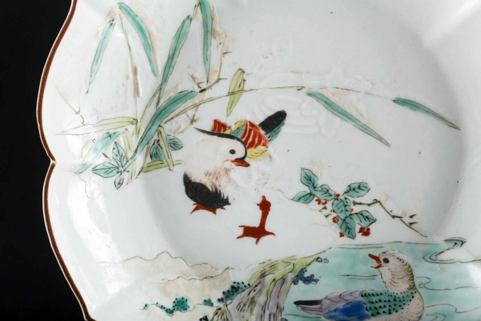 ARTE GIAPPONESE An enameled porcelain dish painted with a pond with ducksJapan, 19th century . - Image 2 of 4