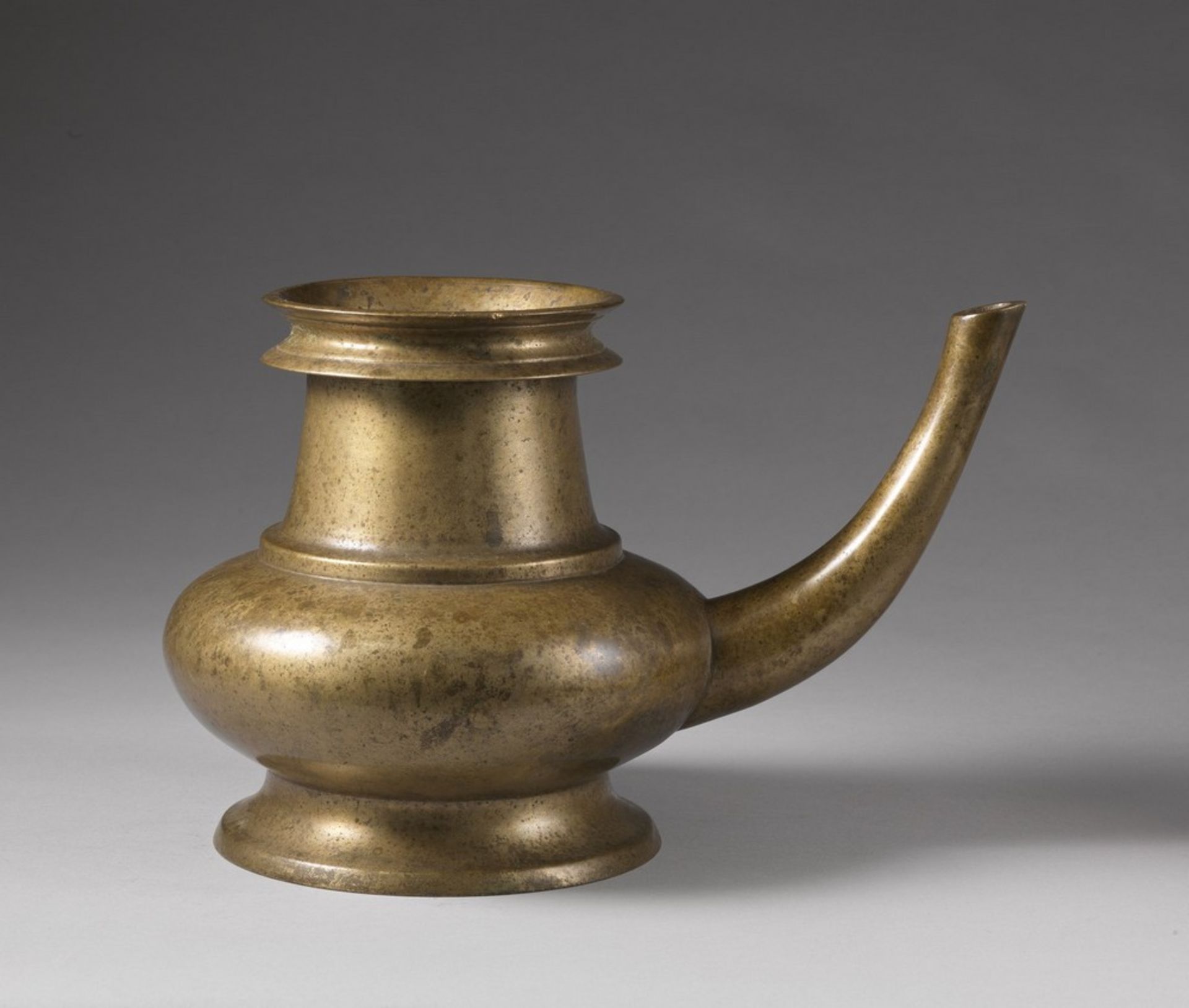 Arte Indiana A bell metal ritual vessel (kindi) Southern India, Kerala, 18th-19th century . - Image 2 of 2