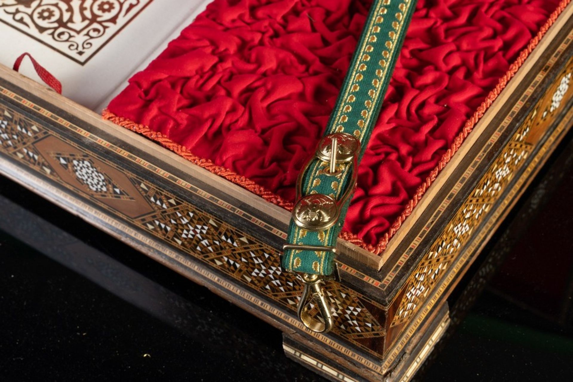 Arte Islamica  A large mother of pearl  inlaid Quran holder box with printed Quran insideNear East,  - Bild 5 aus 8