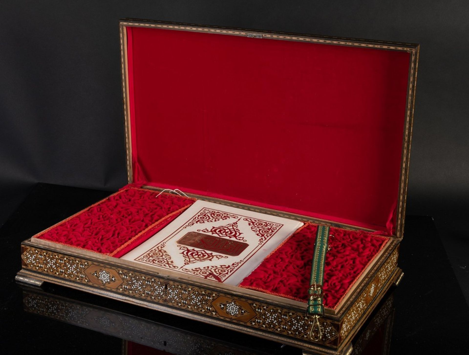 Arte Islamica  A large mother of pearl  inlaid Quran holder box with printed Quran insideNear East,  - Bild 4 aus 8