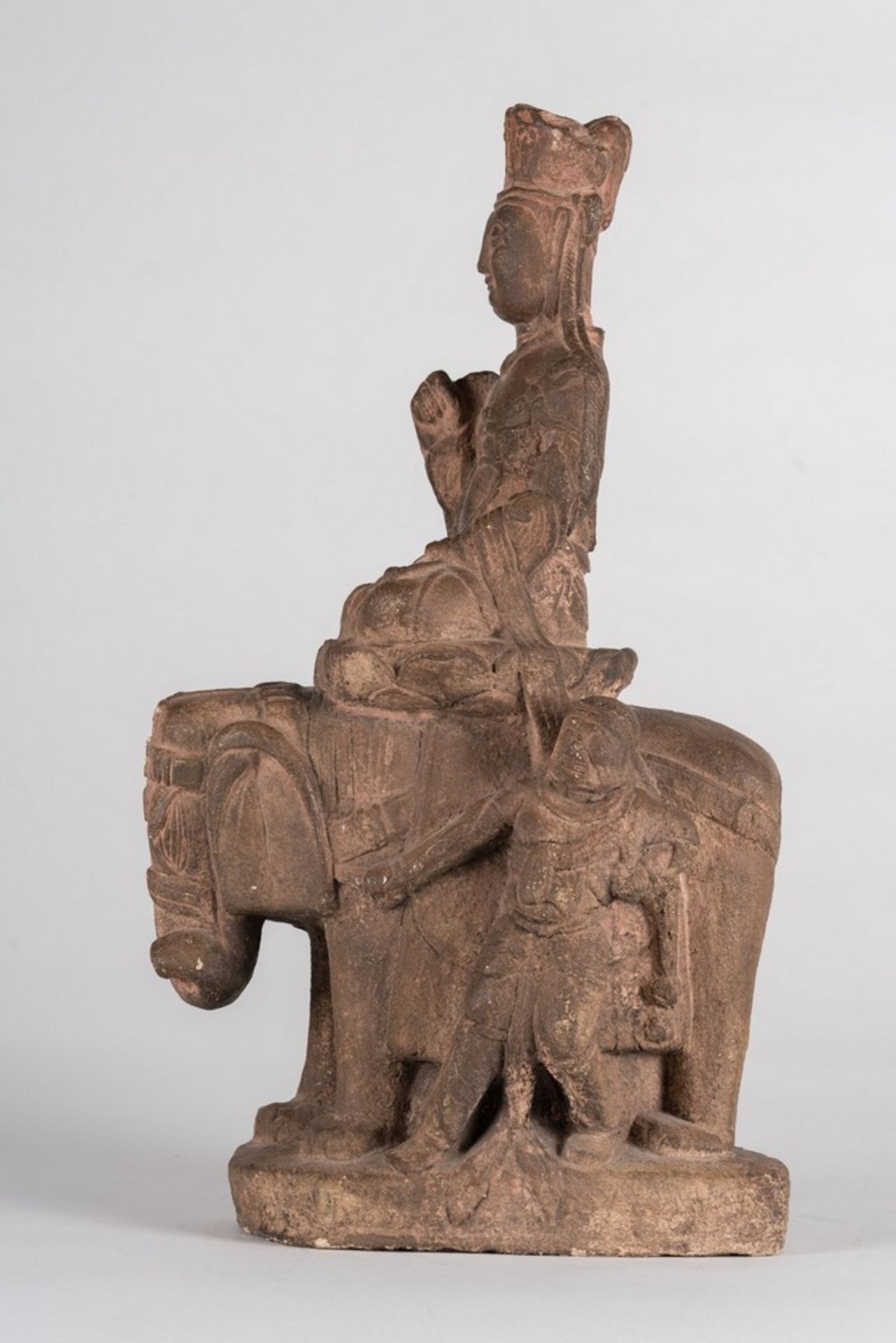 Arte Cinese An earthenware Tang style statue of a bodhisattva on a lion China, 19th century . - Image 3 of 6