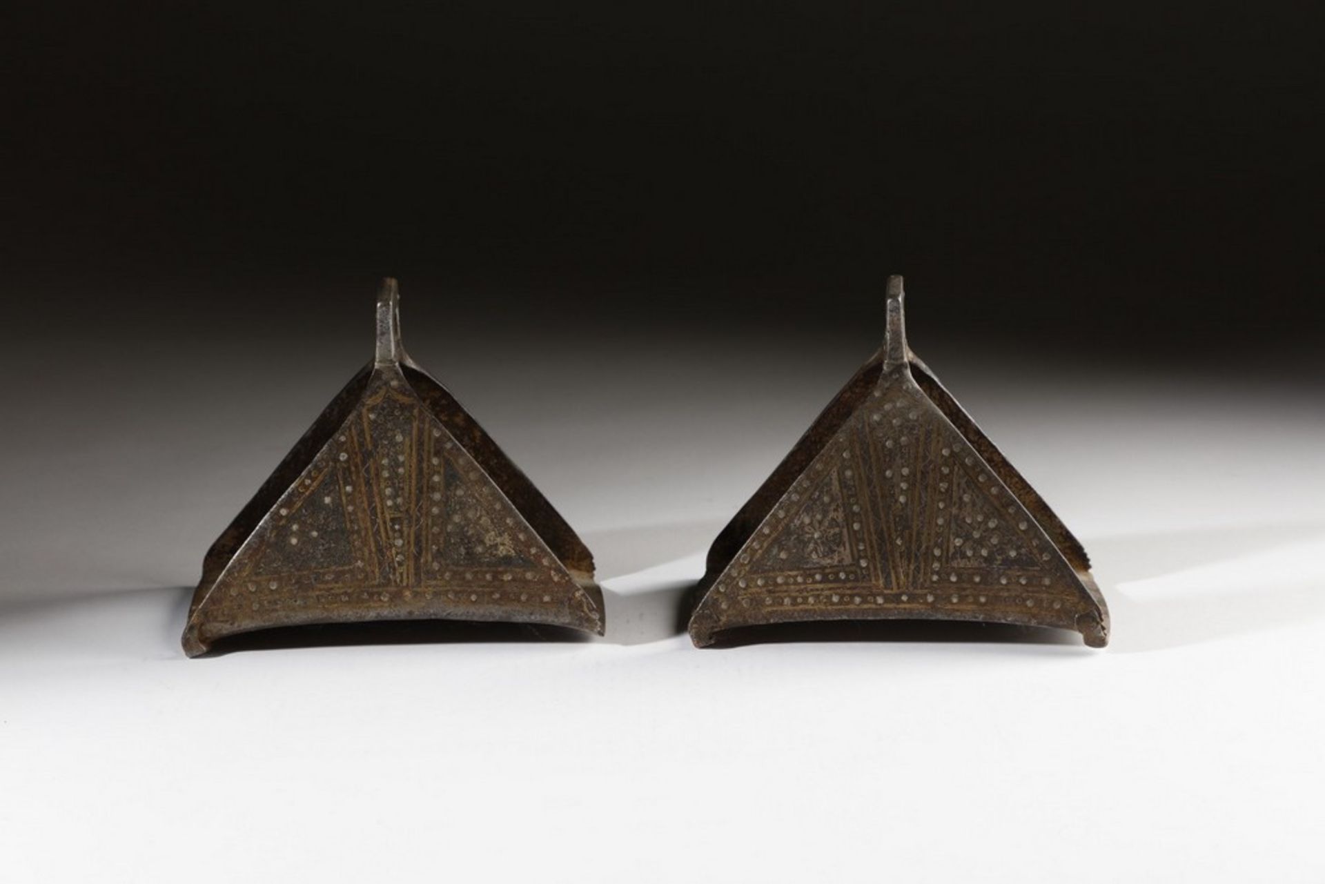 Arte Islamica A pair of brass inlaid steel stirrups Central Asia, early 20th century . - Image 2 of 5