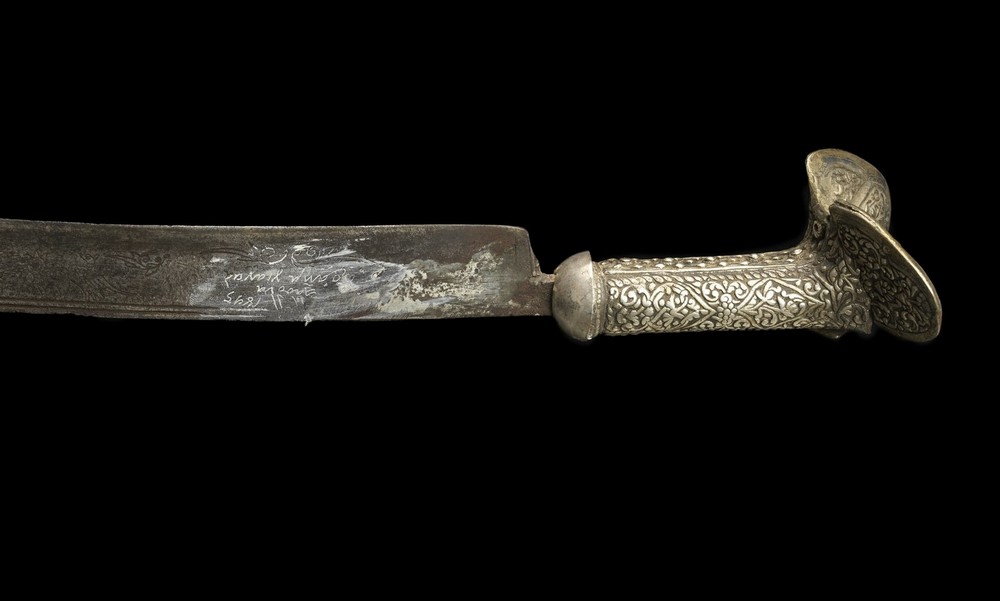 Arte Islamica An Ottoman silver embossed Yataghan sword with decorated blade Caucasus or Turkey (?) - Image 5 of 5