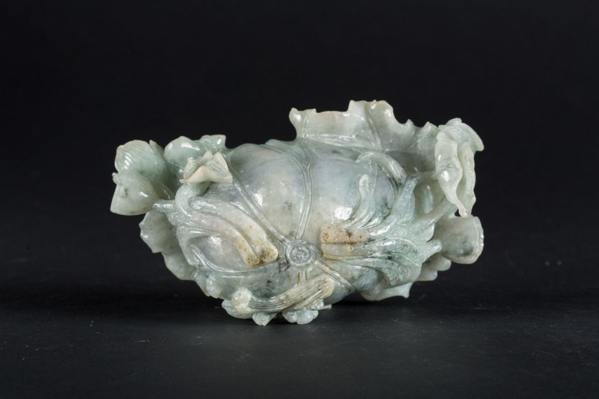 Arte Cinese A jadeite cup carved with fishes, flowers and fruitChina, late 19th - early 20th centur - Image 4 of 4
