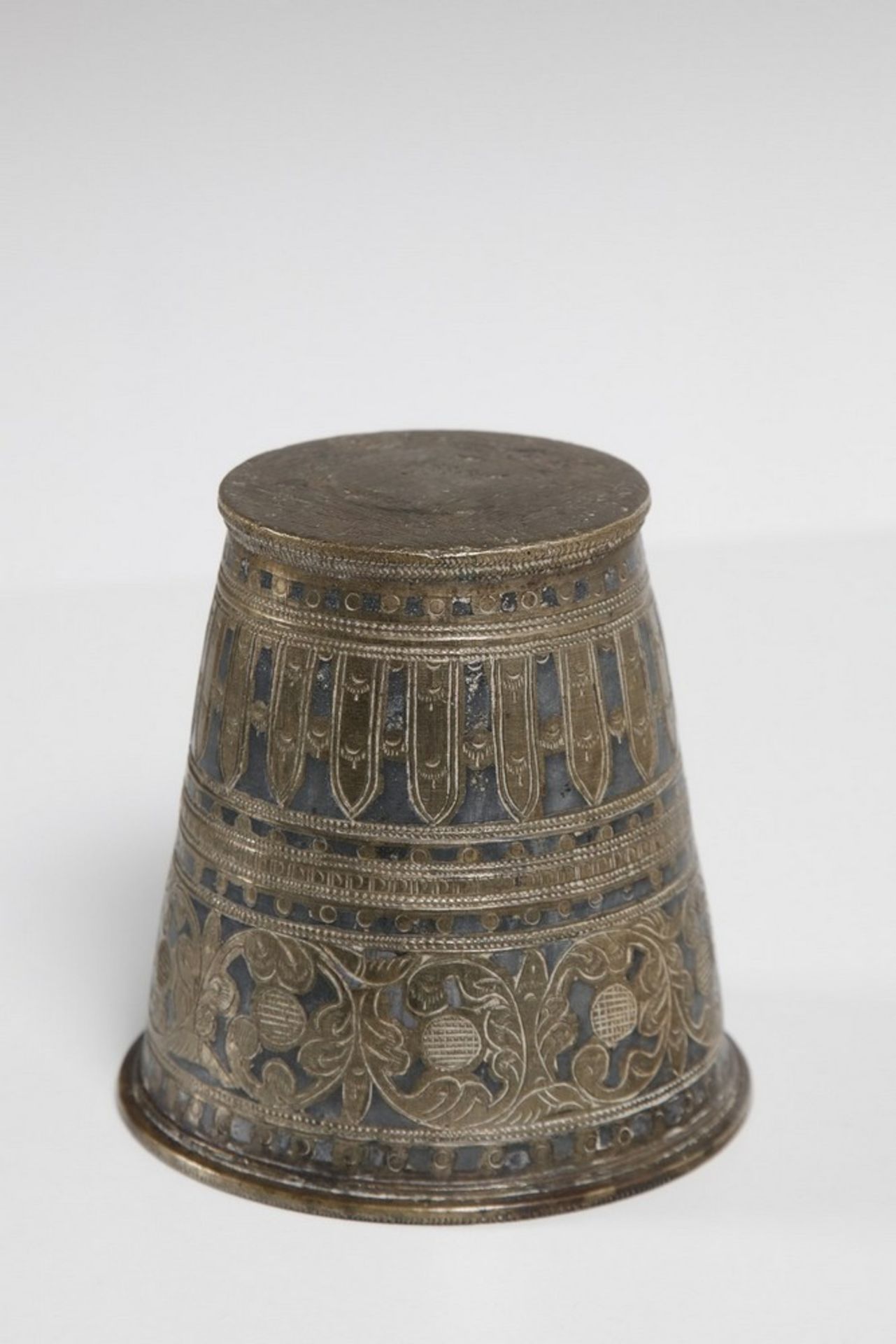 Arte Indiana A bronze nielloed cup decorated with floral engravings India, 18th century . - Image 2 of 3