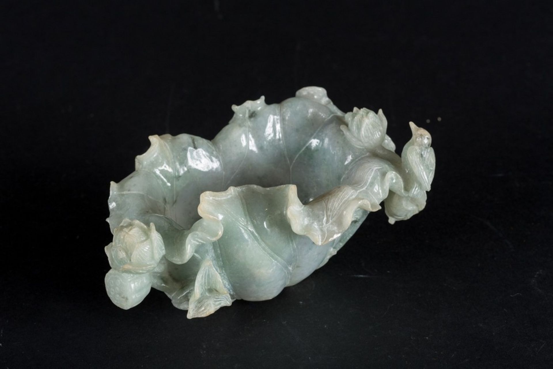 Arte Cinese A jadeite cup carved with fishes, flowers and fruitChina, late 19th - early 20th centur - Image 3 of 4