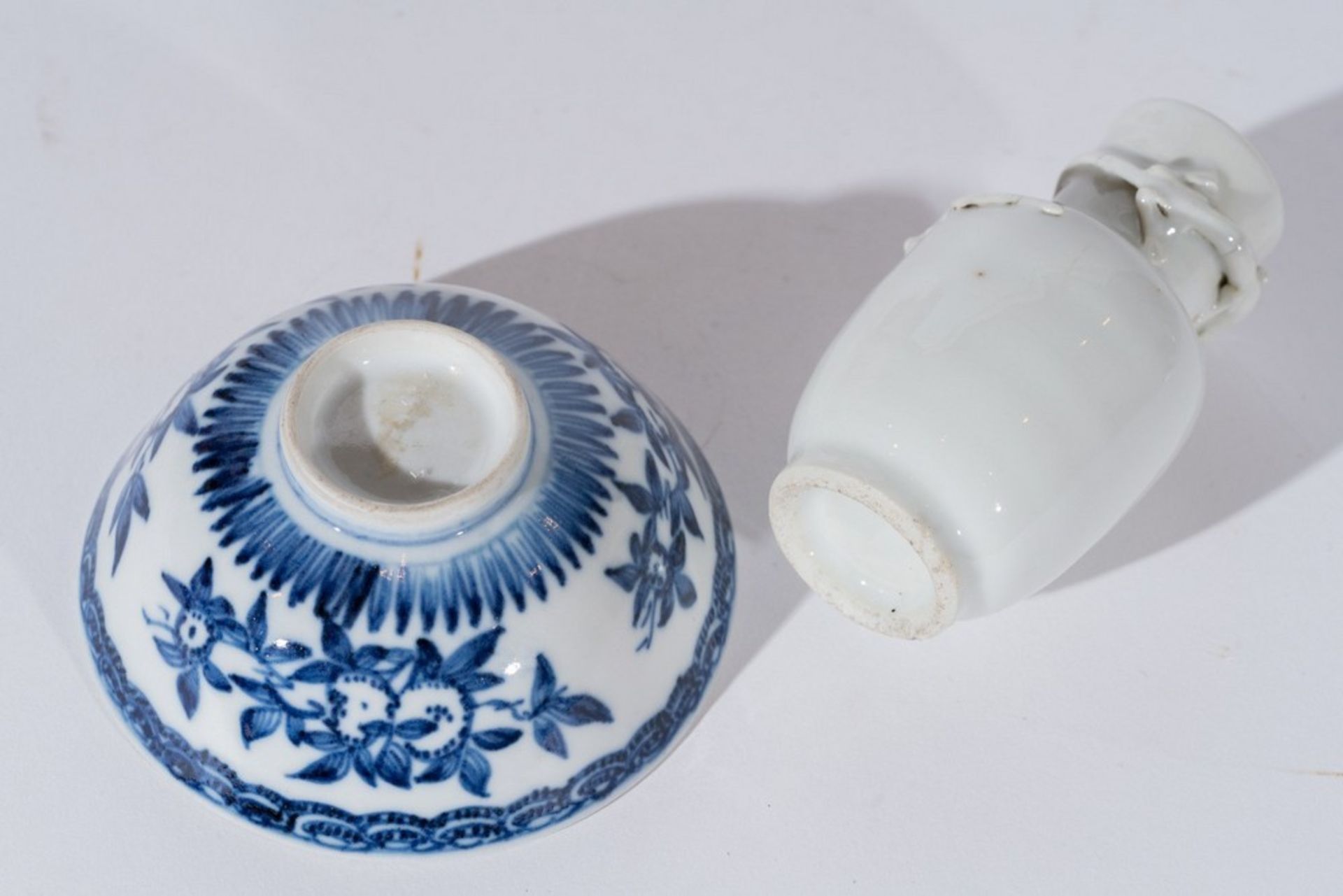 Arte Cinese A small white porcelain vase decorated with moulded chilong and small blue and white po - Image 3 of 3