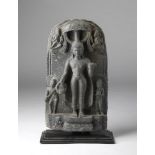 Arte Indiana A dark stone Pala style stele with standing Buddha .
