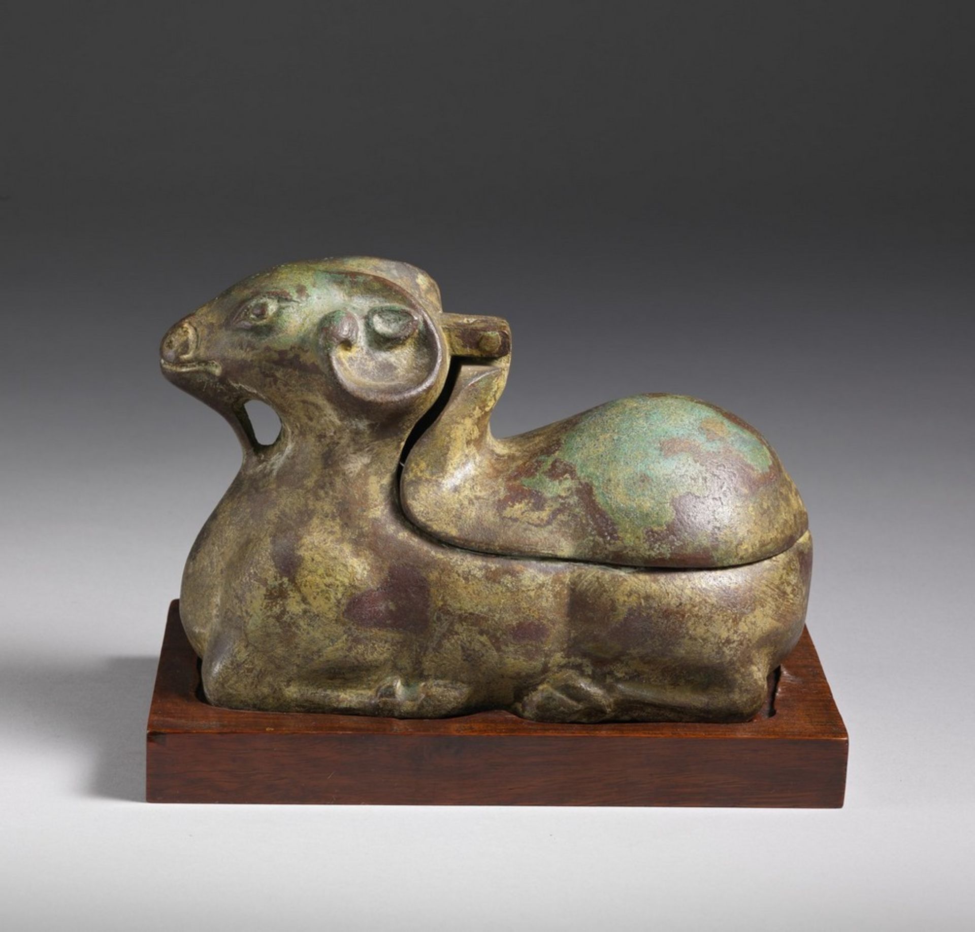 Arte Cinese A zoomorphic bronze crouched figure China, 20th century . - Image 3 of 3