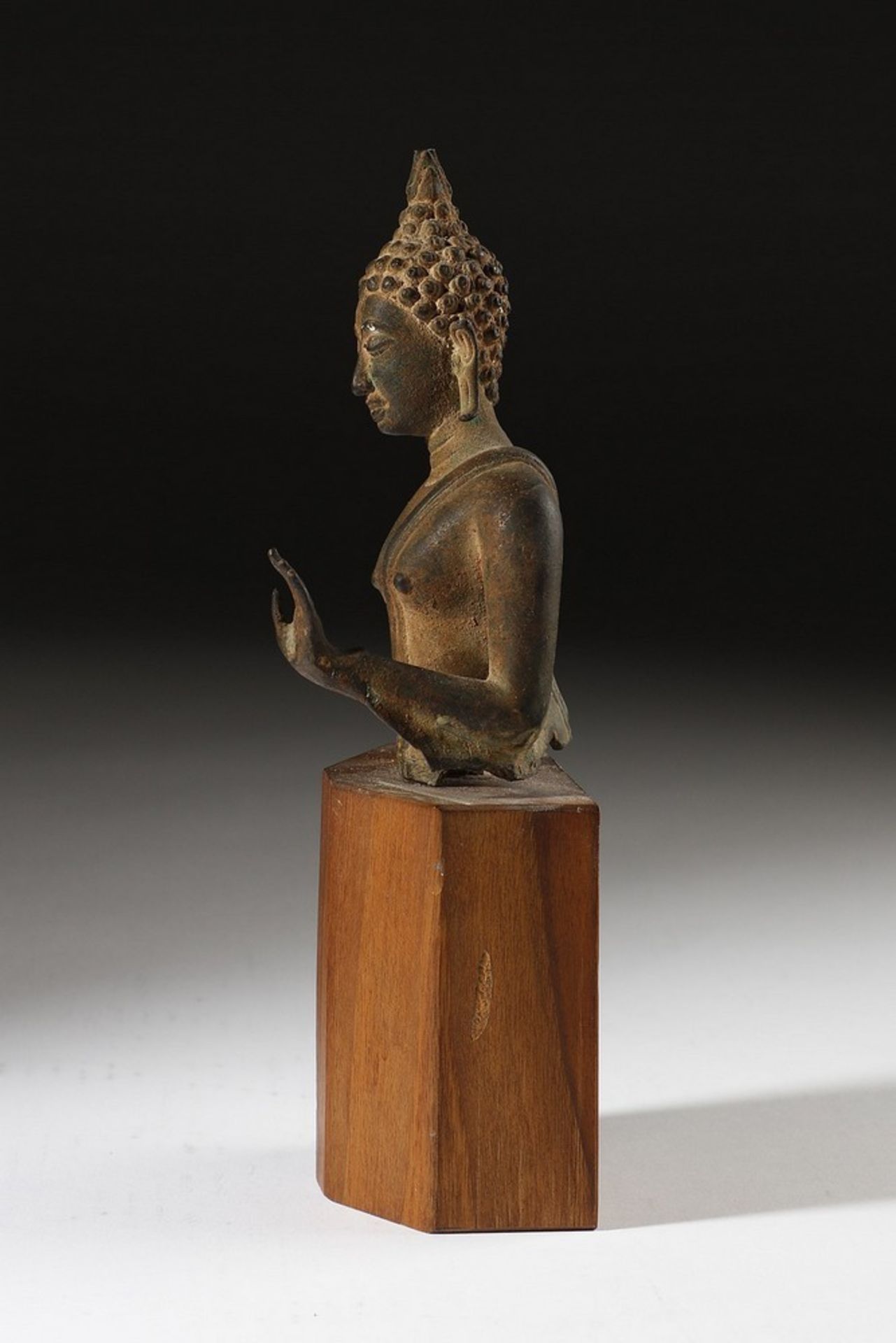 Arte Sud-Est Asiatico A bronze walking Buddha torso Thailand, 20th century . - Image 2 of 3