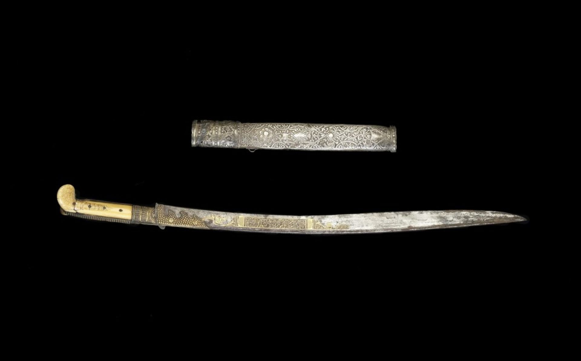 Arte Islamica An Ottoman Yataghan with bone handle and gilded decorated bladePossibly Turkey, 19th - Image 3 of 4