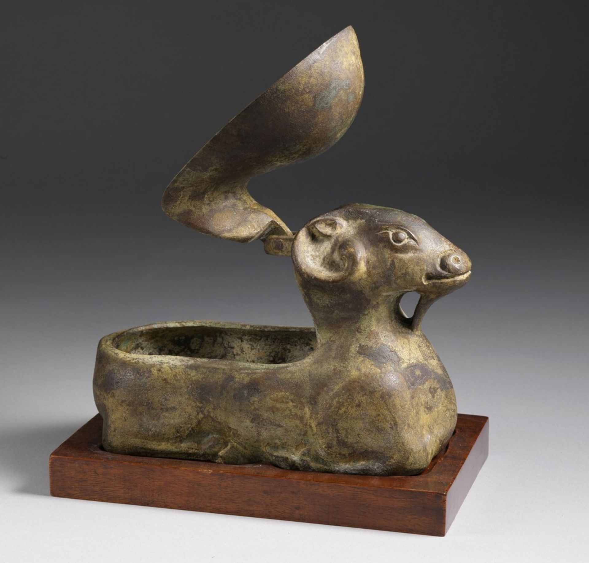 Arte Cinese A zoomorphic bronze crouched figure China, 20th century . - Image 2 of 3