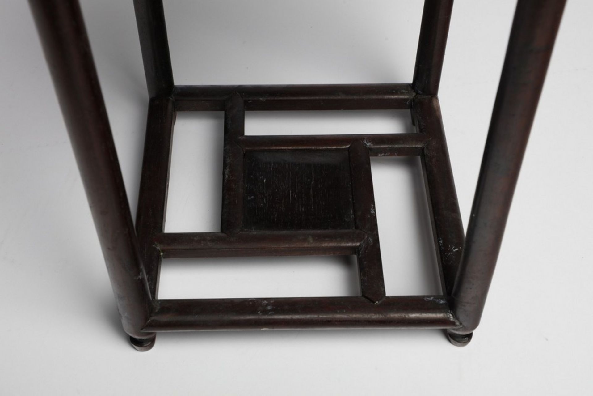 Arte Cinese A small hardwood pedestalChina, Qing dynasty, 19th century. - Image 3 of 3