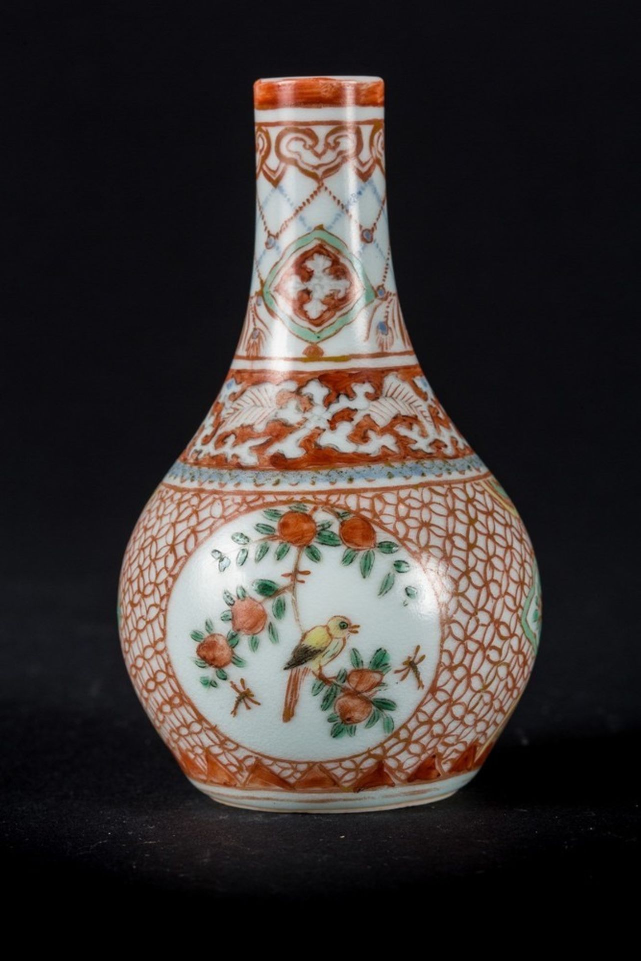 Arte Cinese A small porcelain vase painted with enameled blue underglaze and red overglaze, bearing - Image 3 of 4