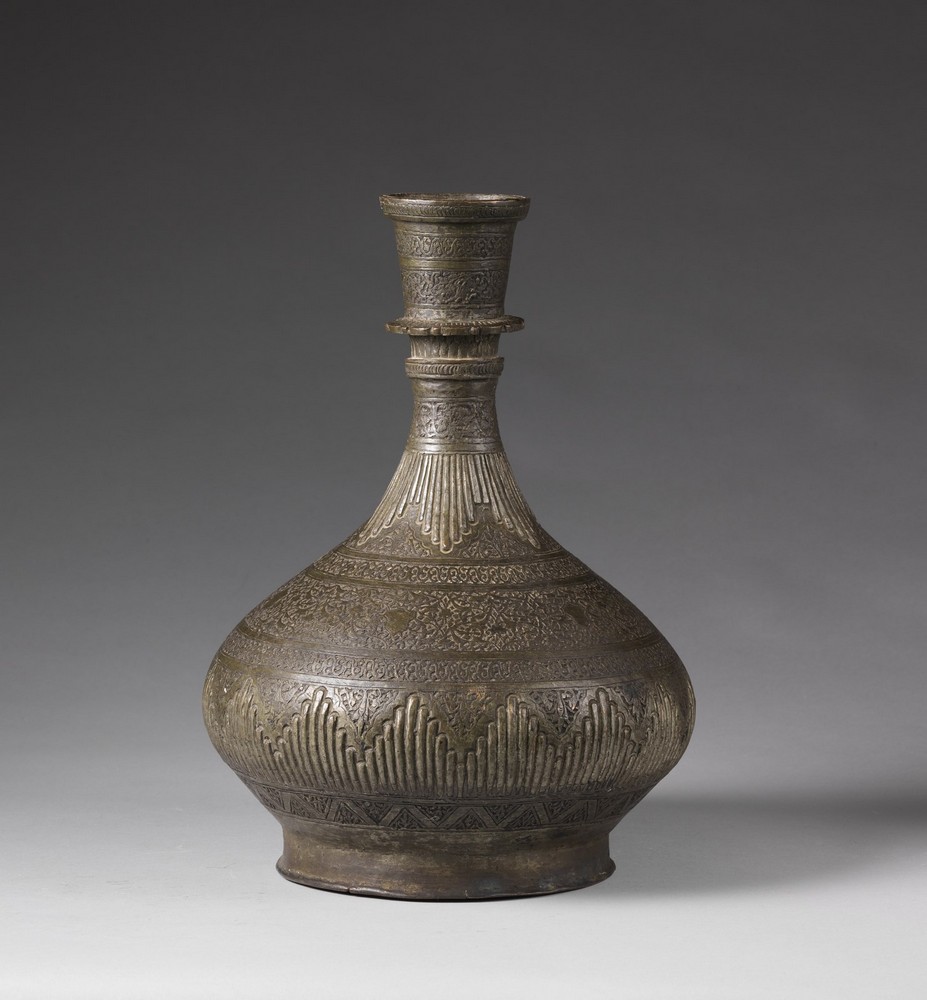 Arte Indiana A bronze surahi flask engraved with flowers Northern India, 19th century . - Image 2 of 3