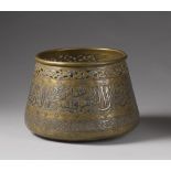 Arte Islamica A large brass Cairoware basin inlaid with silver and copper Egypt, 19th century .