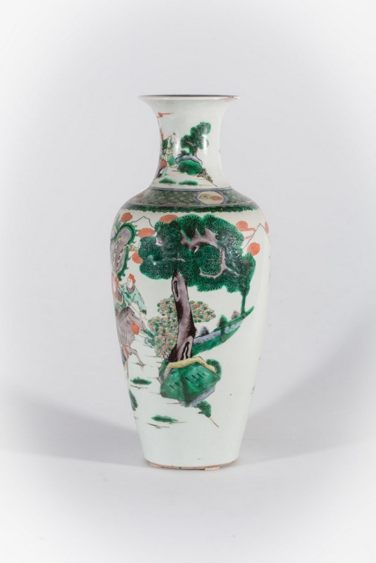 Arte Cinese A porcelain famille verte baluster vase bearing a double circle mark at the base China, - Image 3 of 4