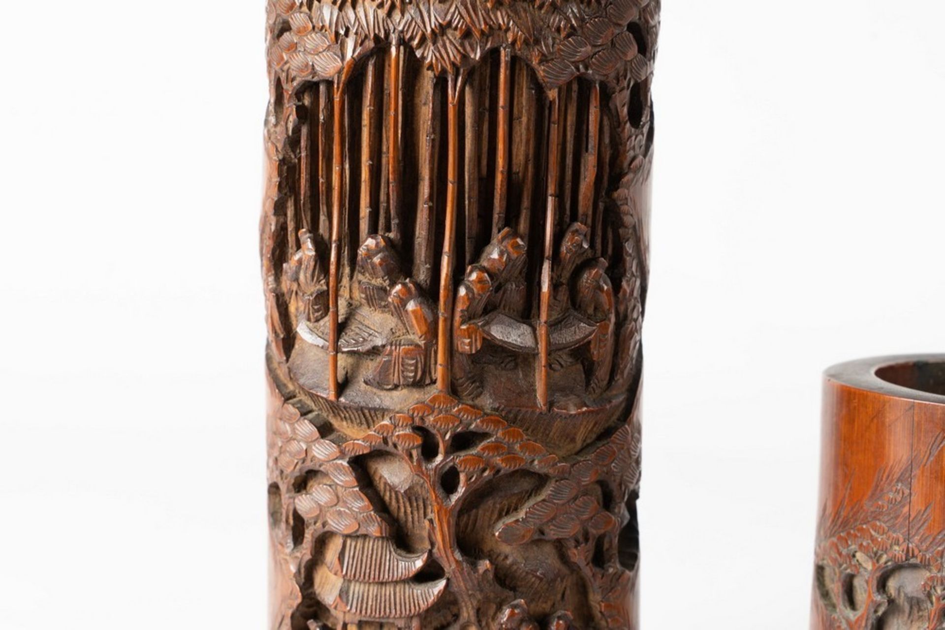 Arte Cinese Two bamboo carved brush pots (bitong)China, Qing dynasty, 19th century . - Image 2 of 3