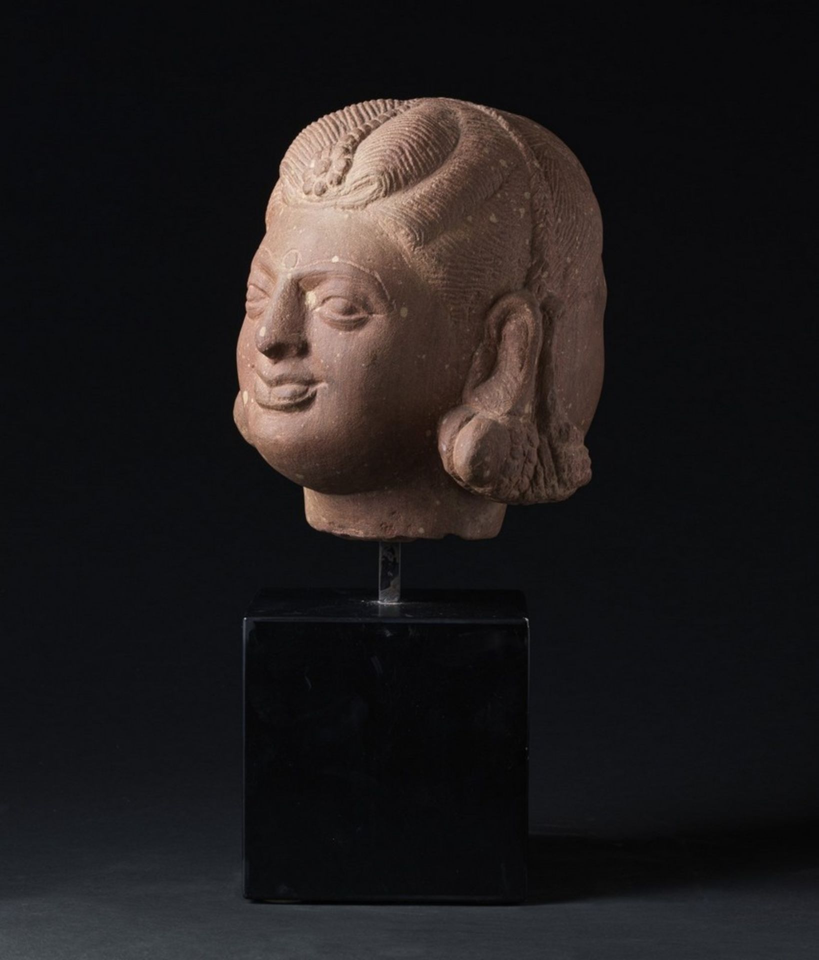 Arte Indiana A two-facetd stone female head India, Gupta period or later . - Image 5 of 5