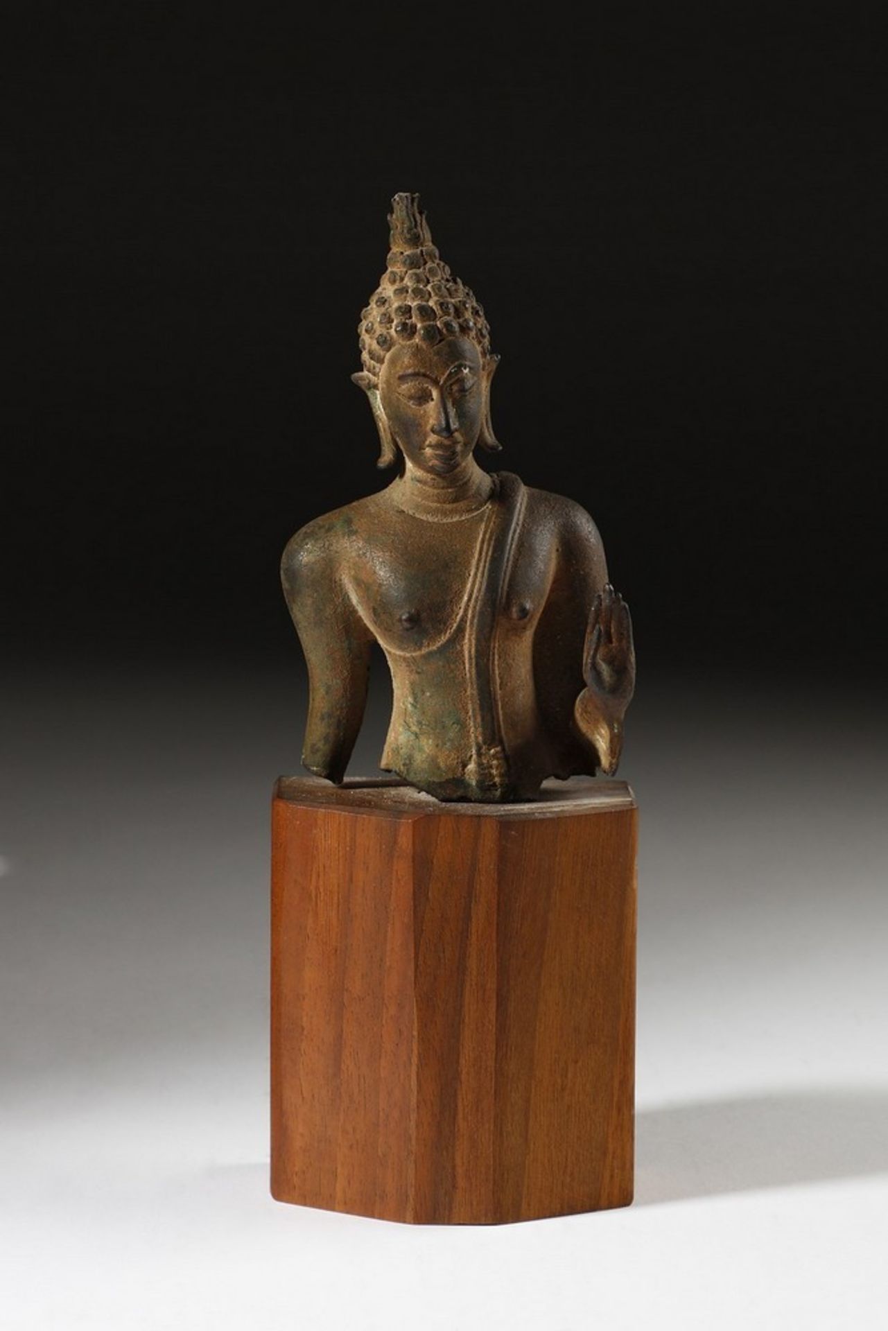 Arte Sud-Est Asiatico A bronze walking Buddha torso Thailand, 20th century .